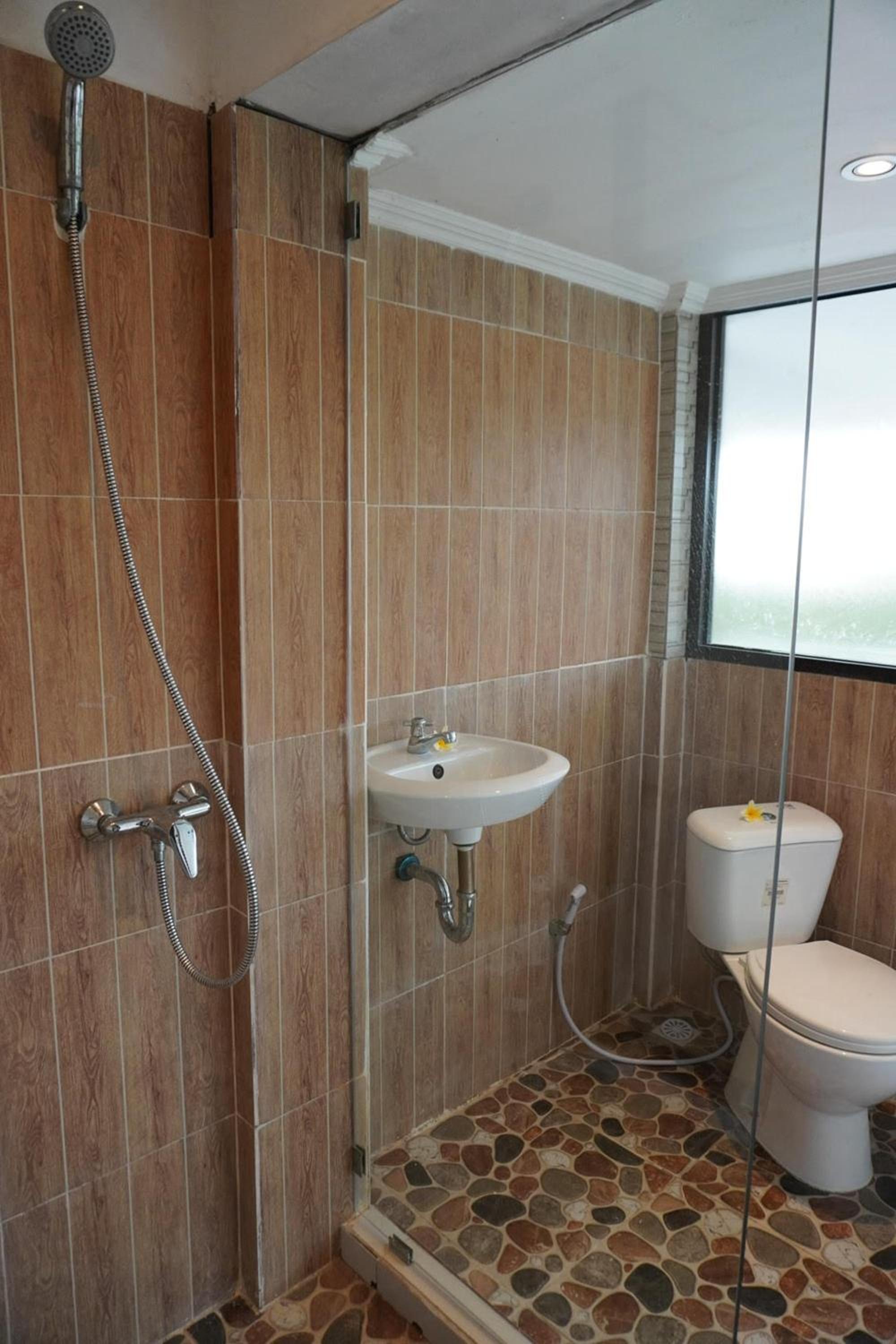 Standard Queen Room - Photo 12