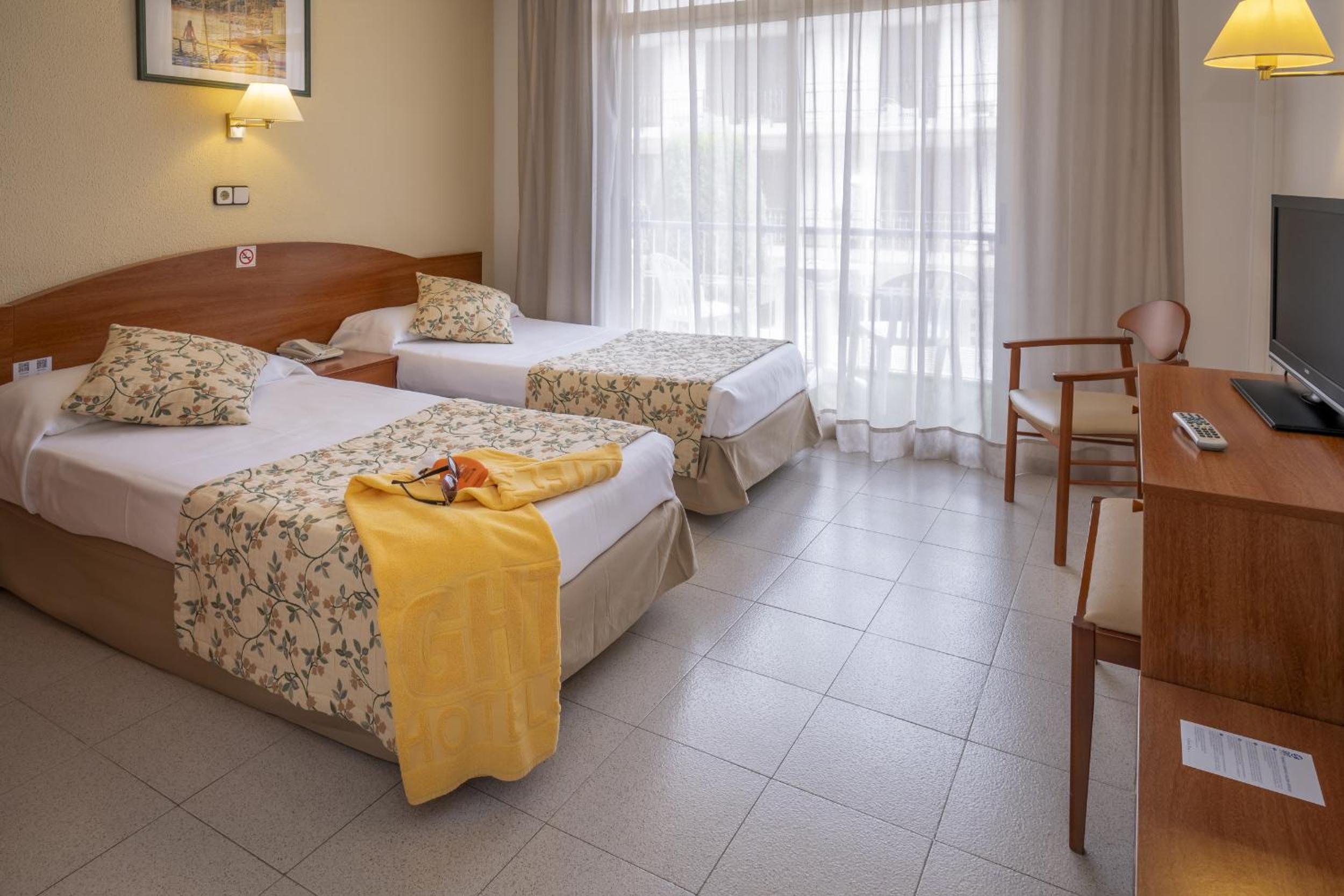 Twin Room with Balcony - Photo 6