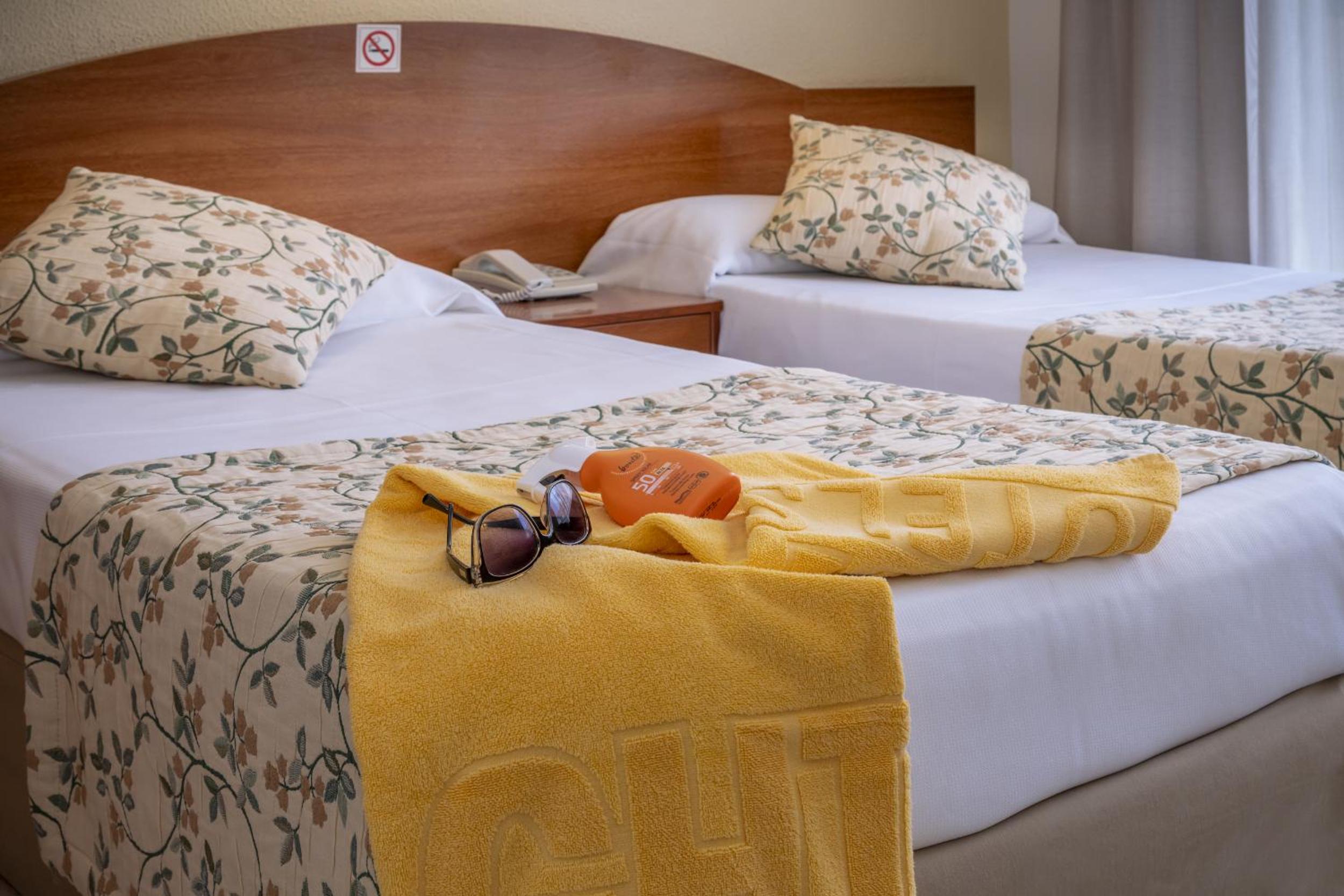 Twin Room with Balcony - Photo 1