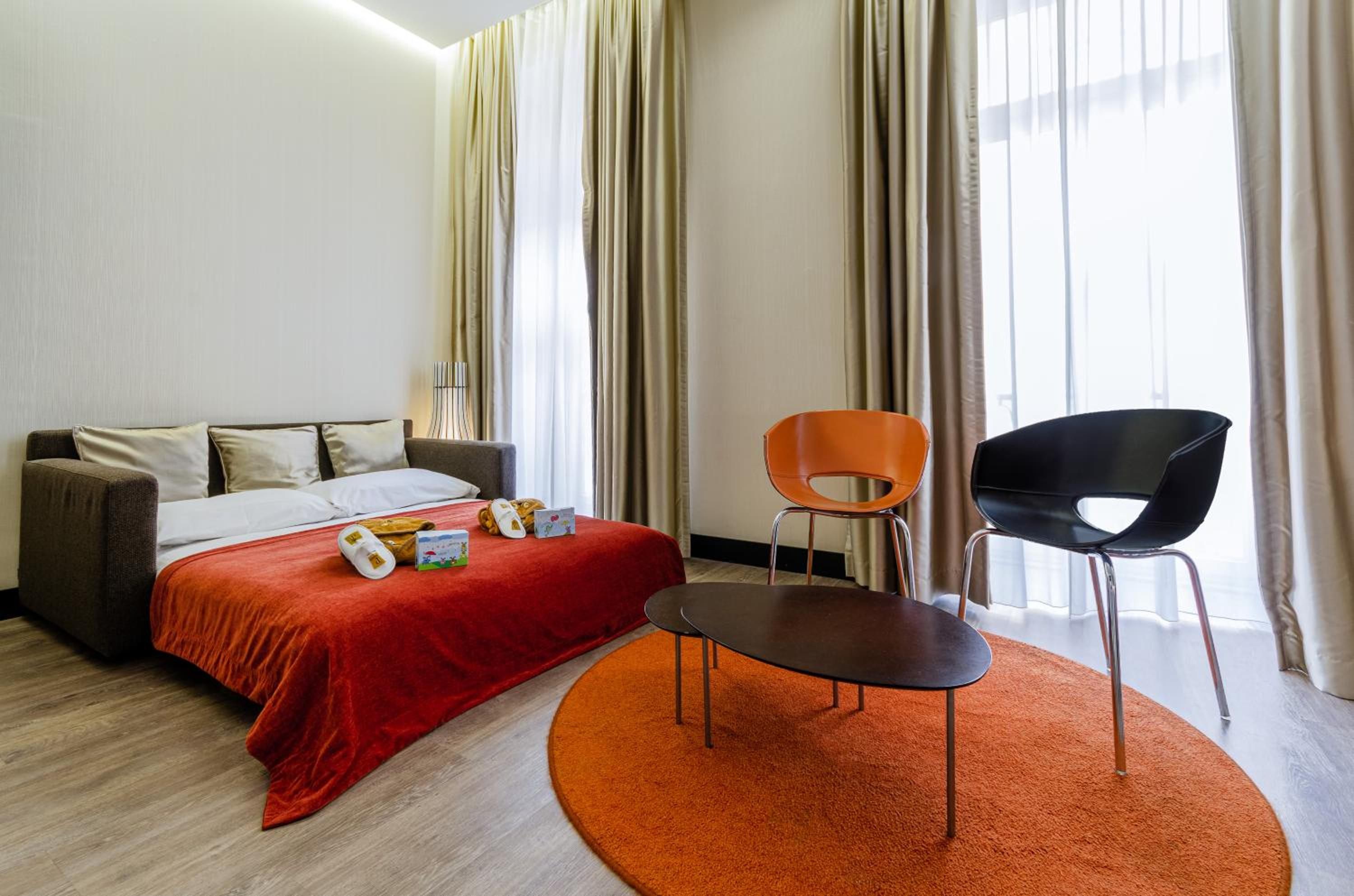 Suite with Street View thumbnail 6