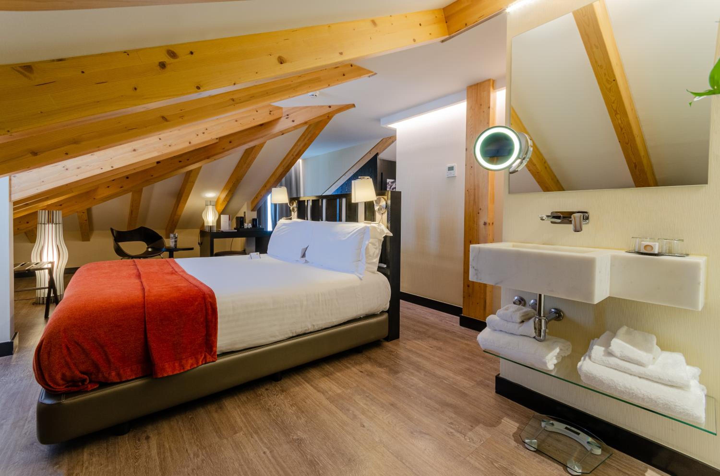 Comfort Double Room with Street View thumbnail 5