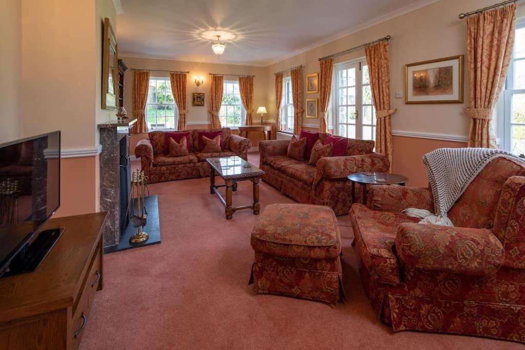 Five-Bedroom House photo 1