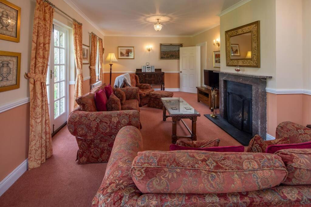Five-Bedroom House photo 3