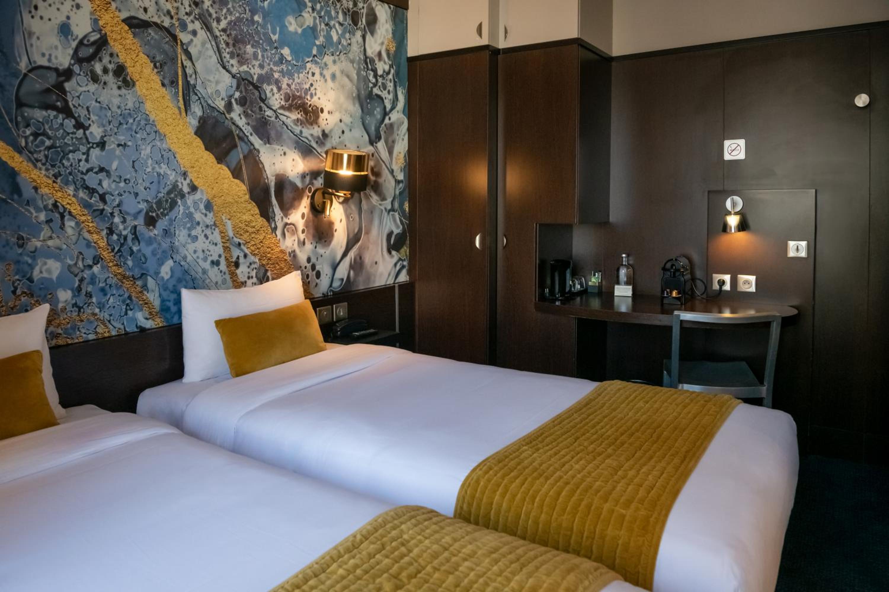 Standard Twin Room thumbnail 5
