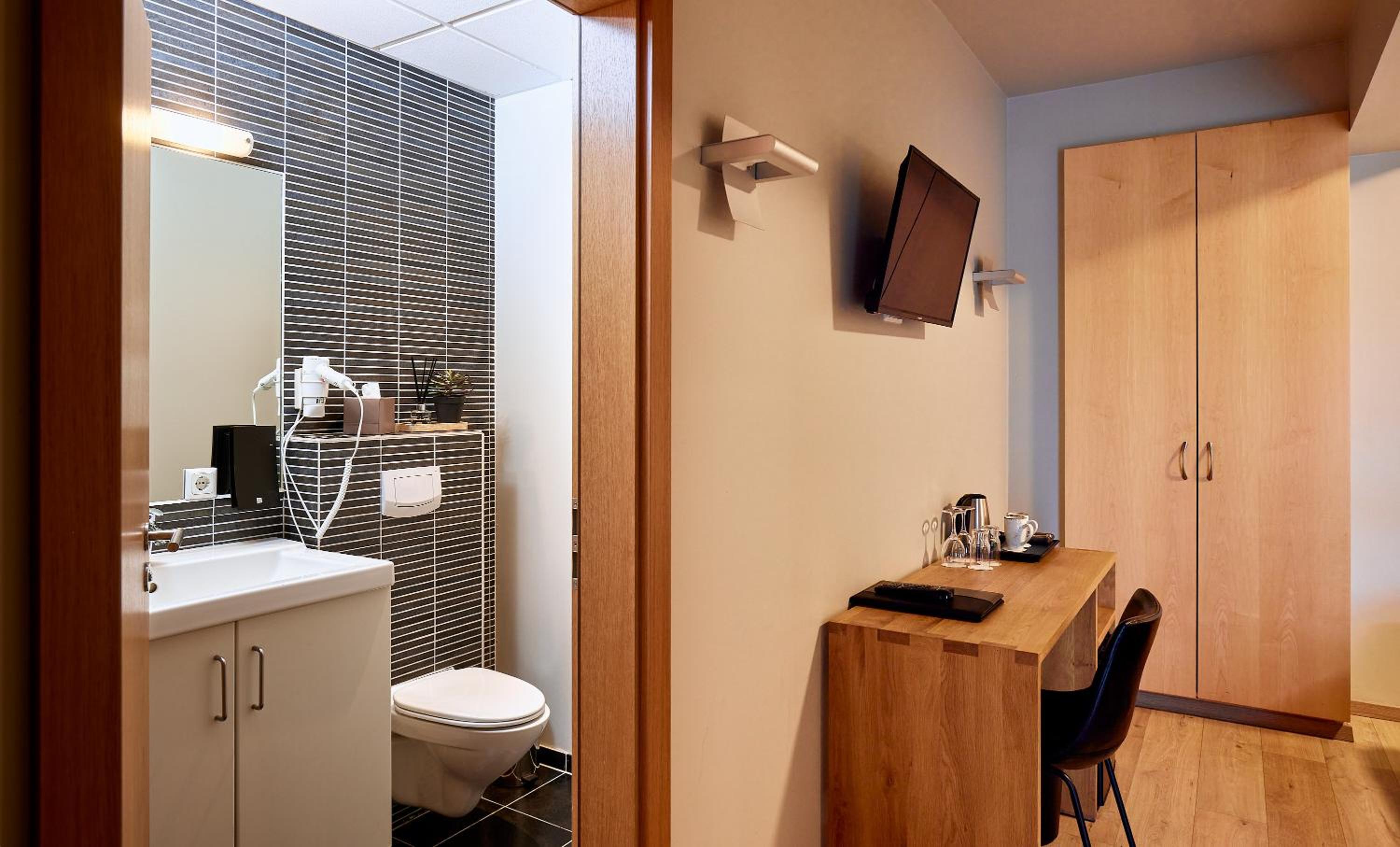 Standard Double or Twin Room - Photo 21