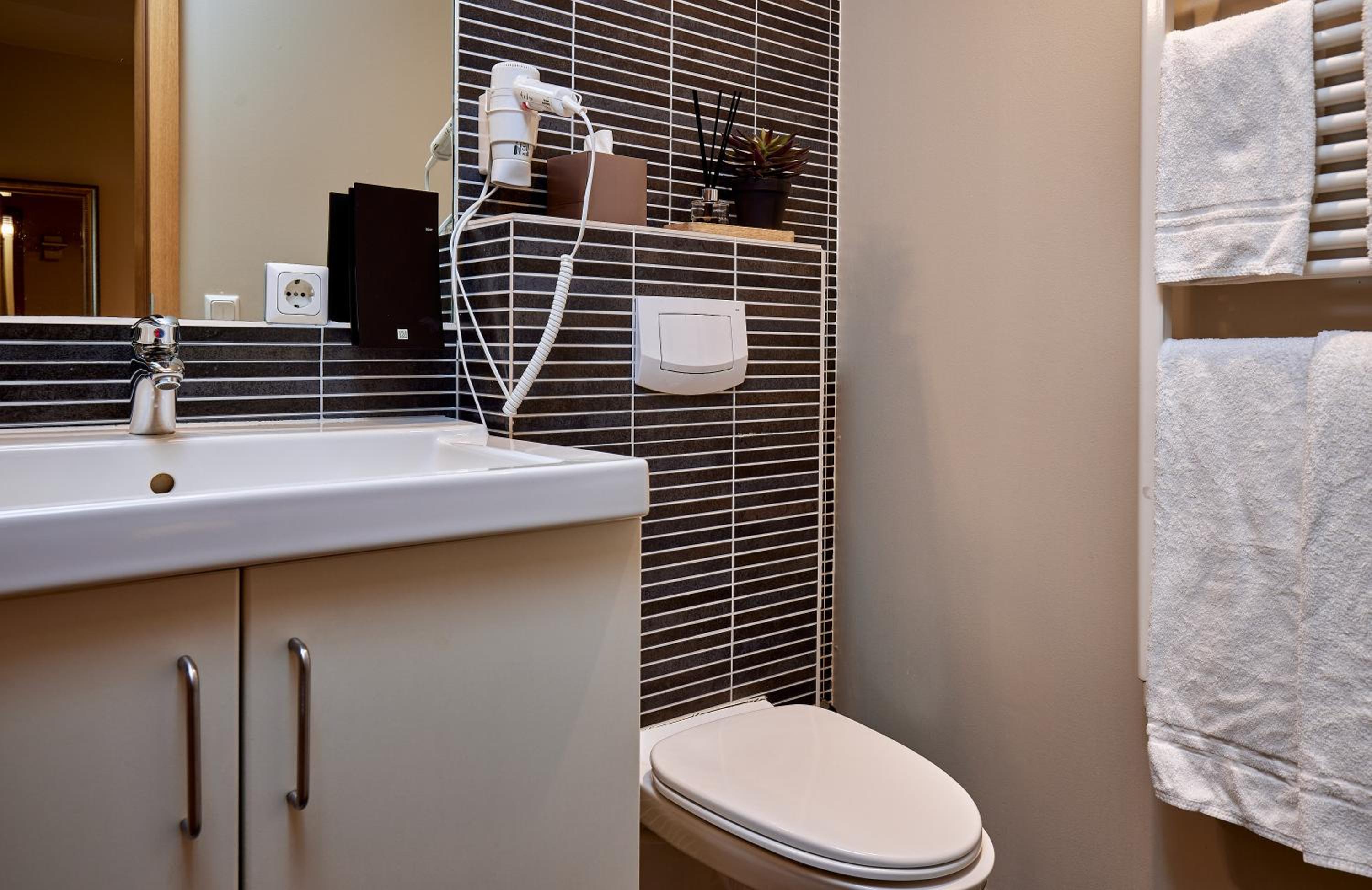 Standard Double or Twin Room - Photo 19