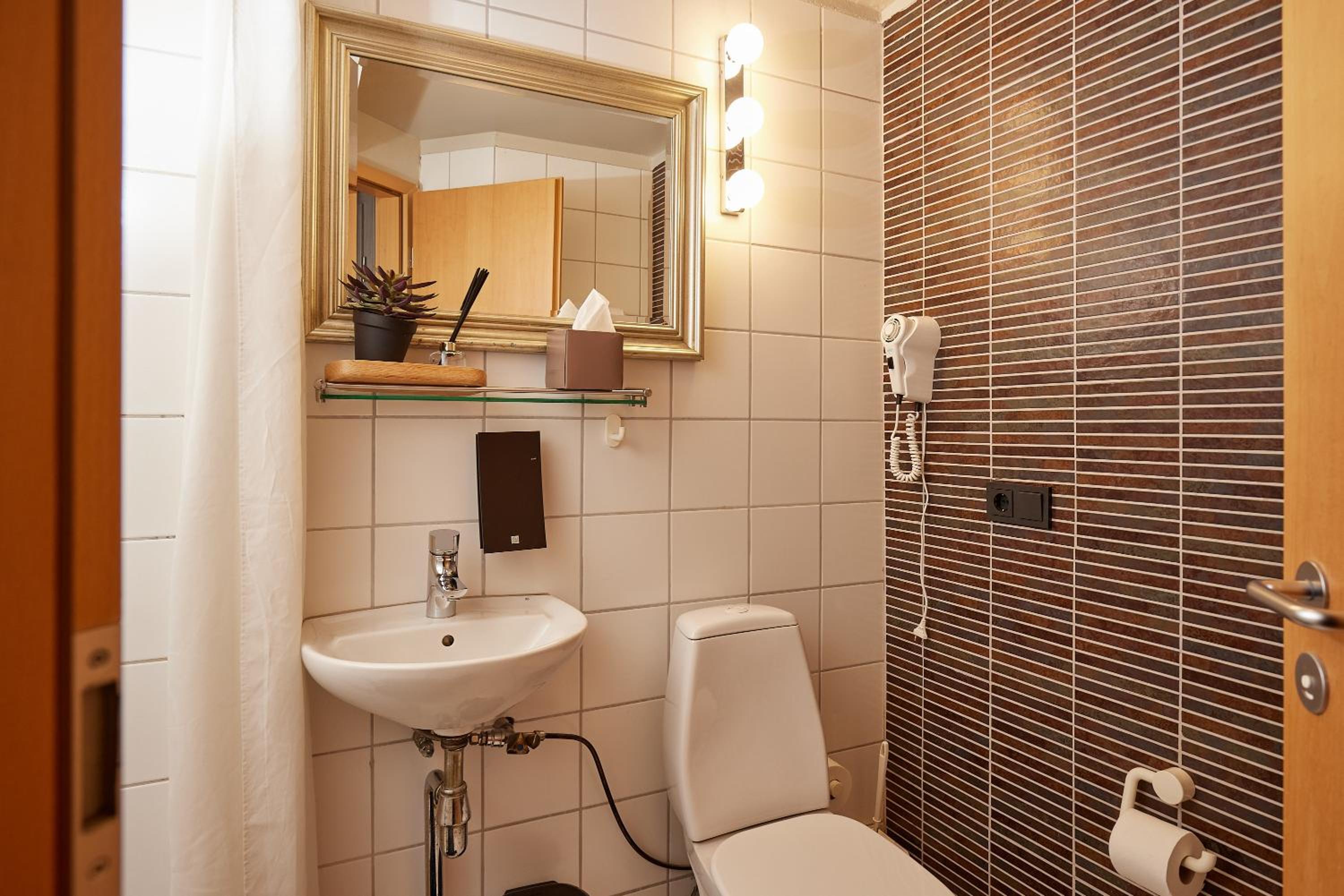 Standard Double or Twin Room - Photo 18