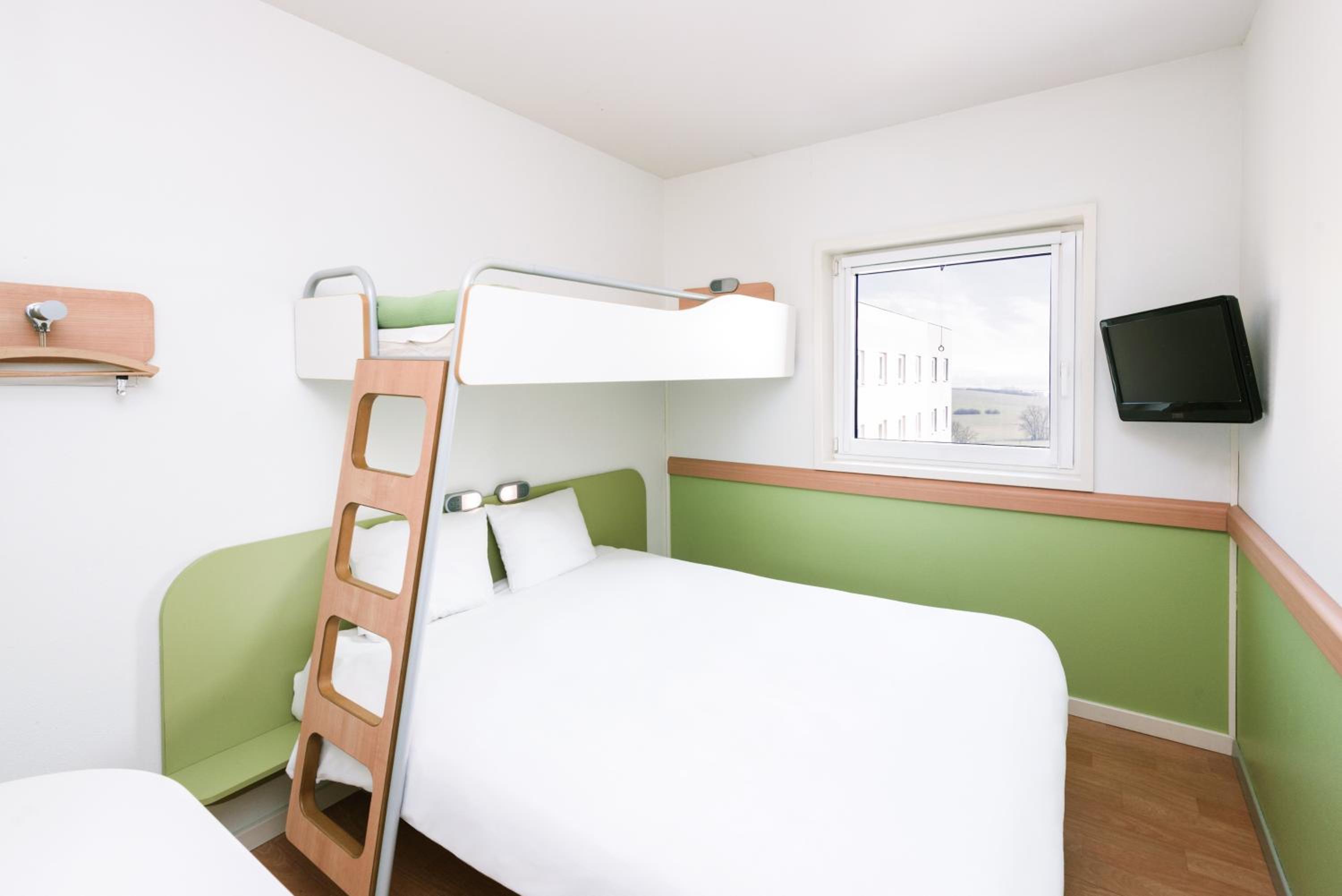 Triple Room with One Double Bed and One Bunk Bed photo 3