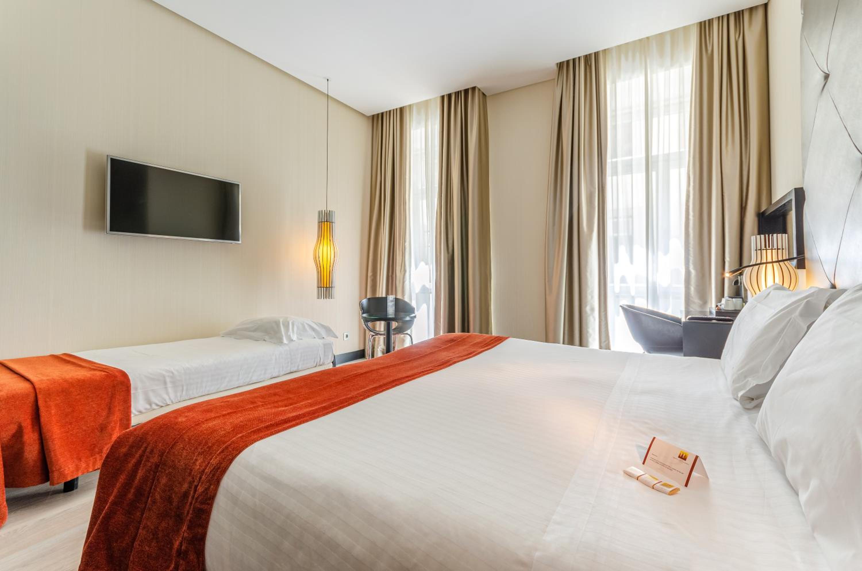 Superior Room with Street View thumbnail 6