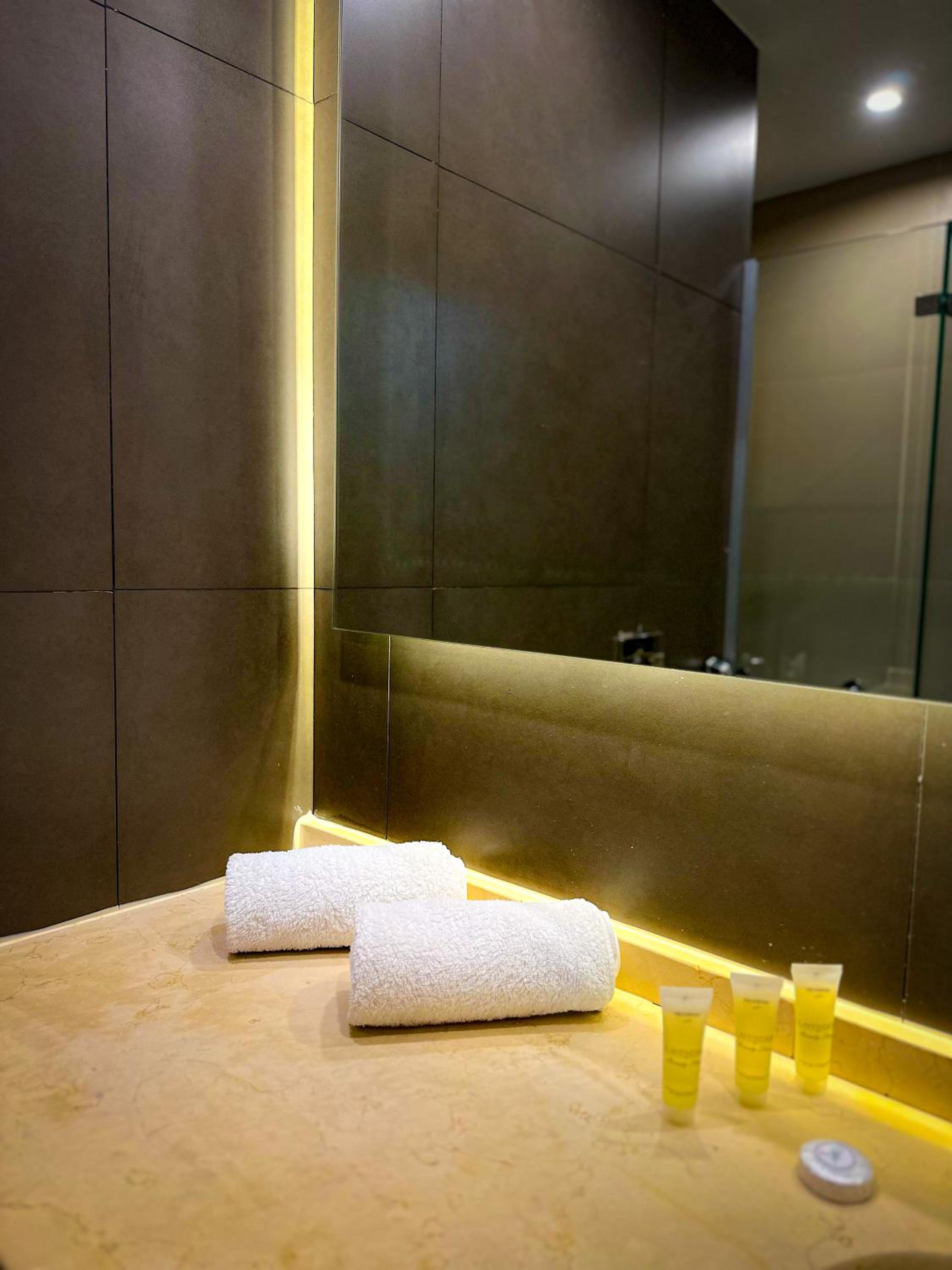 Suite - Photo 15