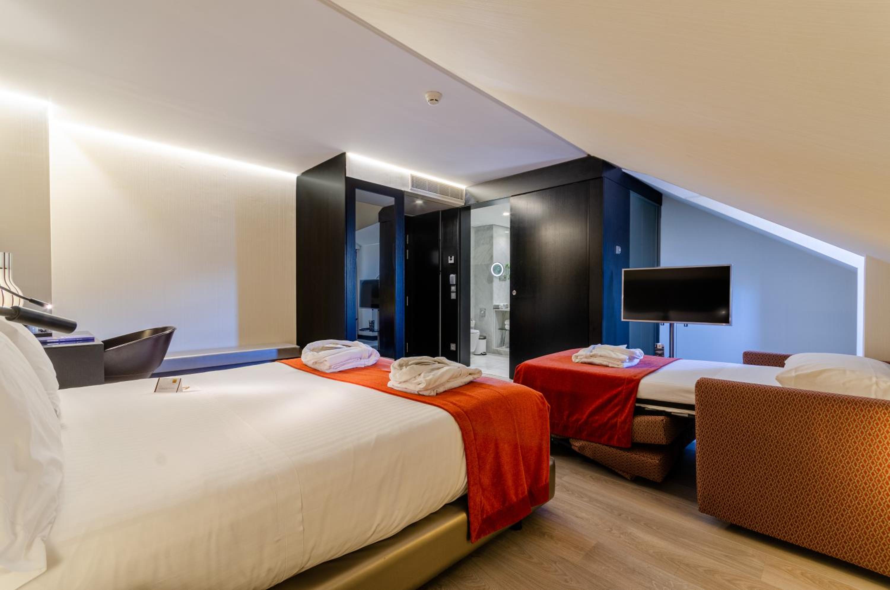 Superior Room with Street View thumbnail 5