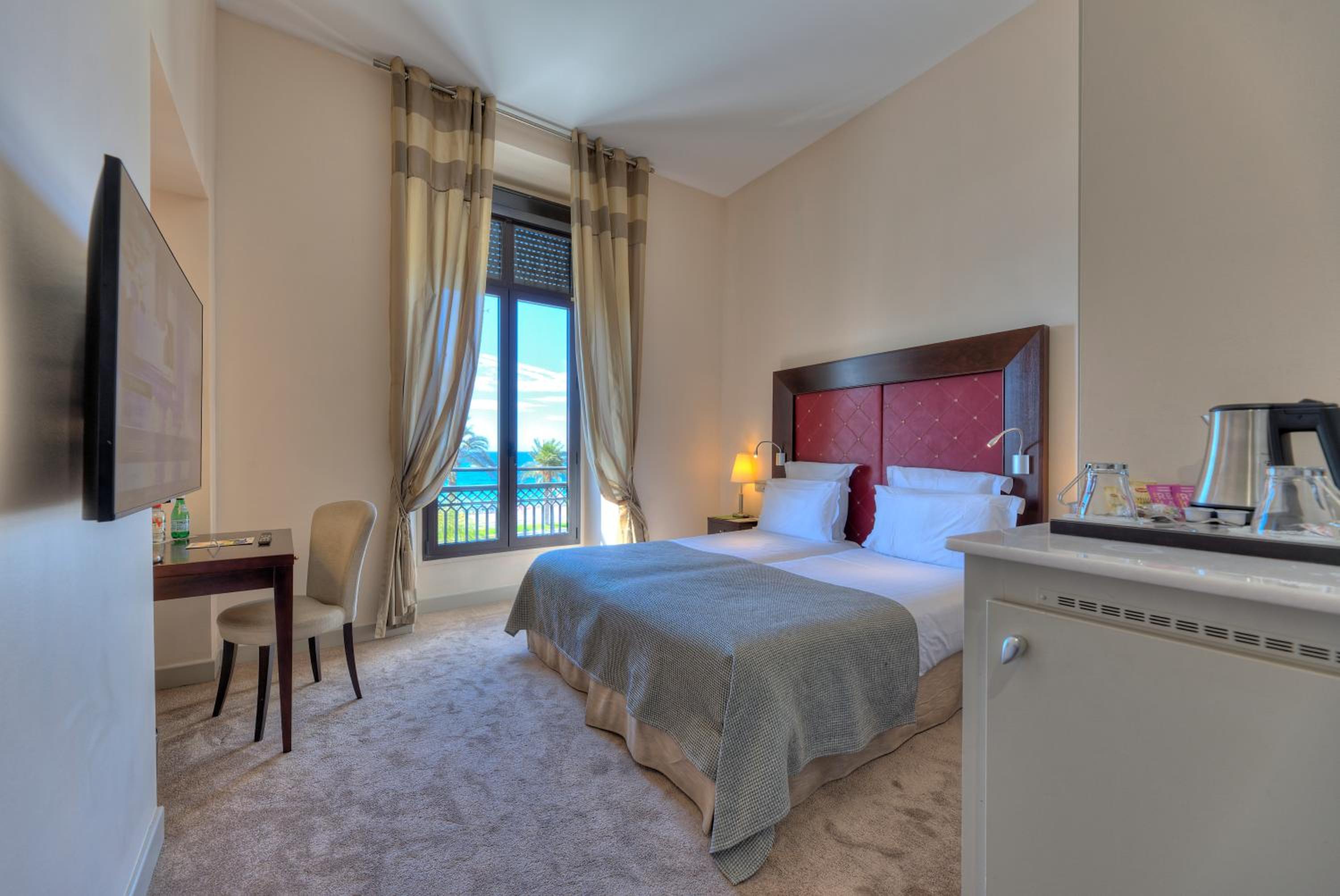Superior Room with Sea View - Photo 11
