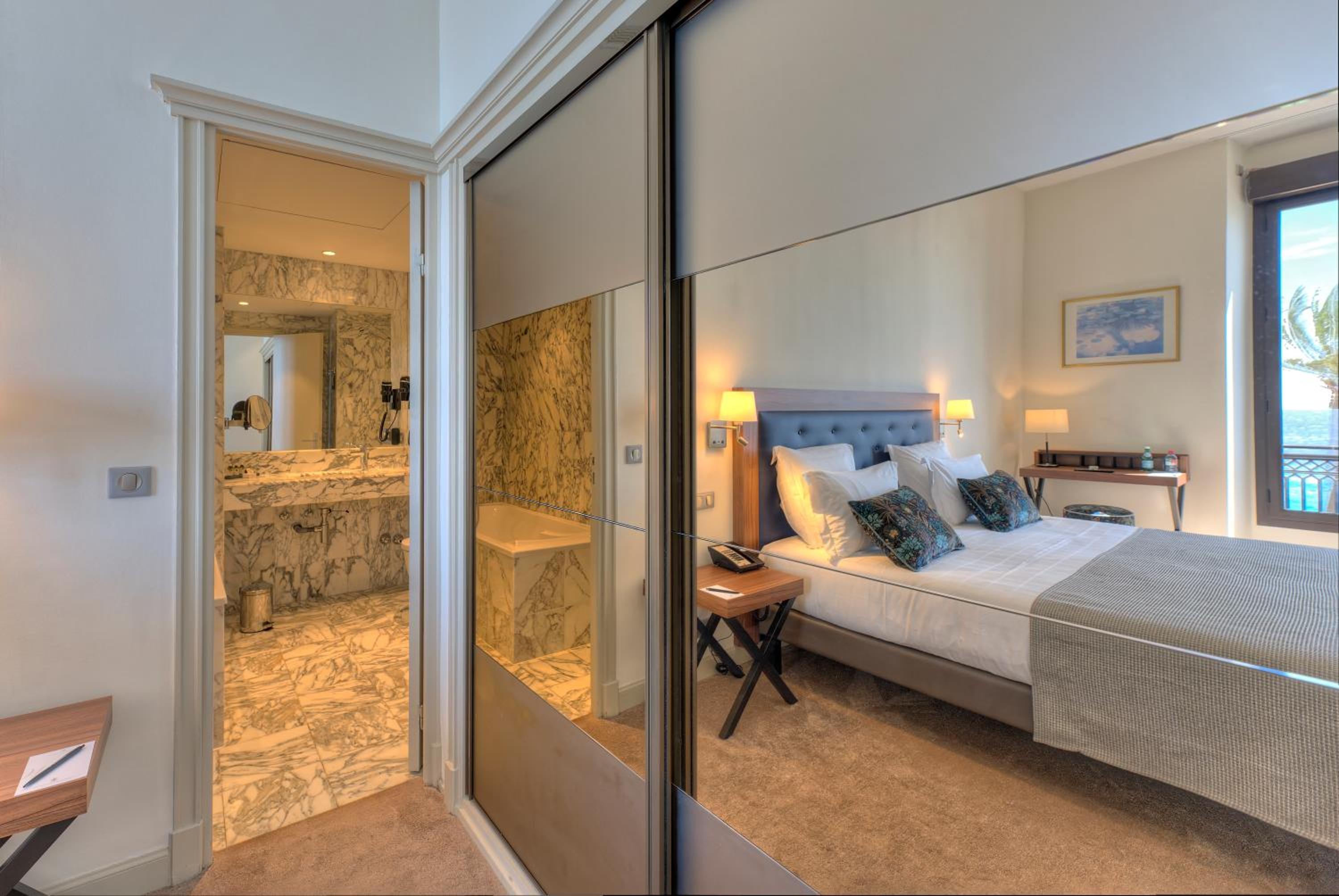 Superior Room with Sea View - Photo 13