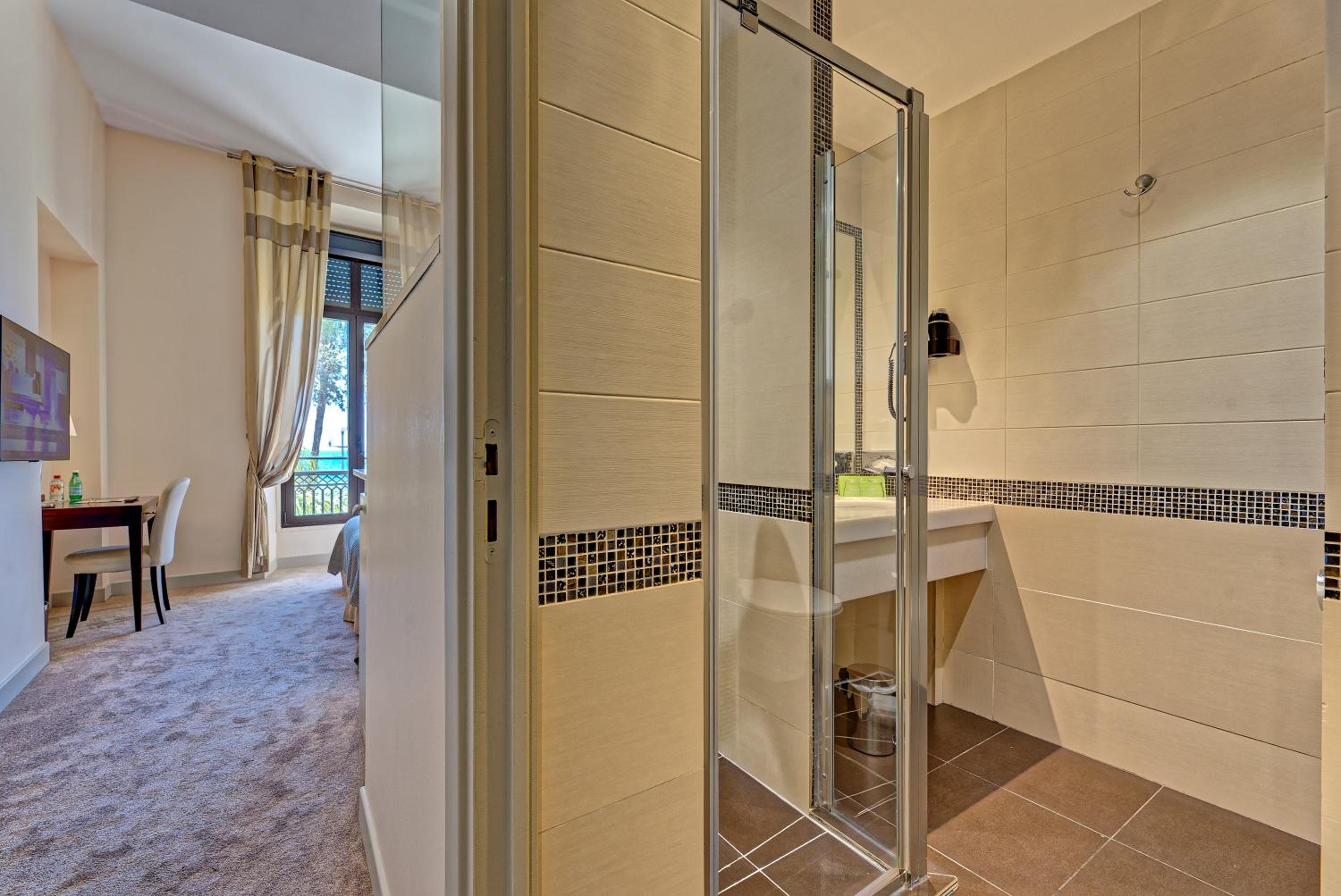 Superior Room with Sea View - Photo 6