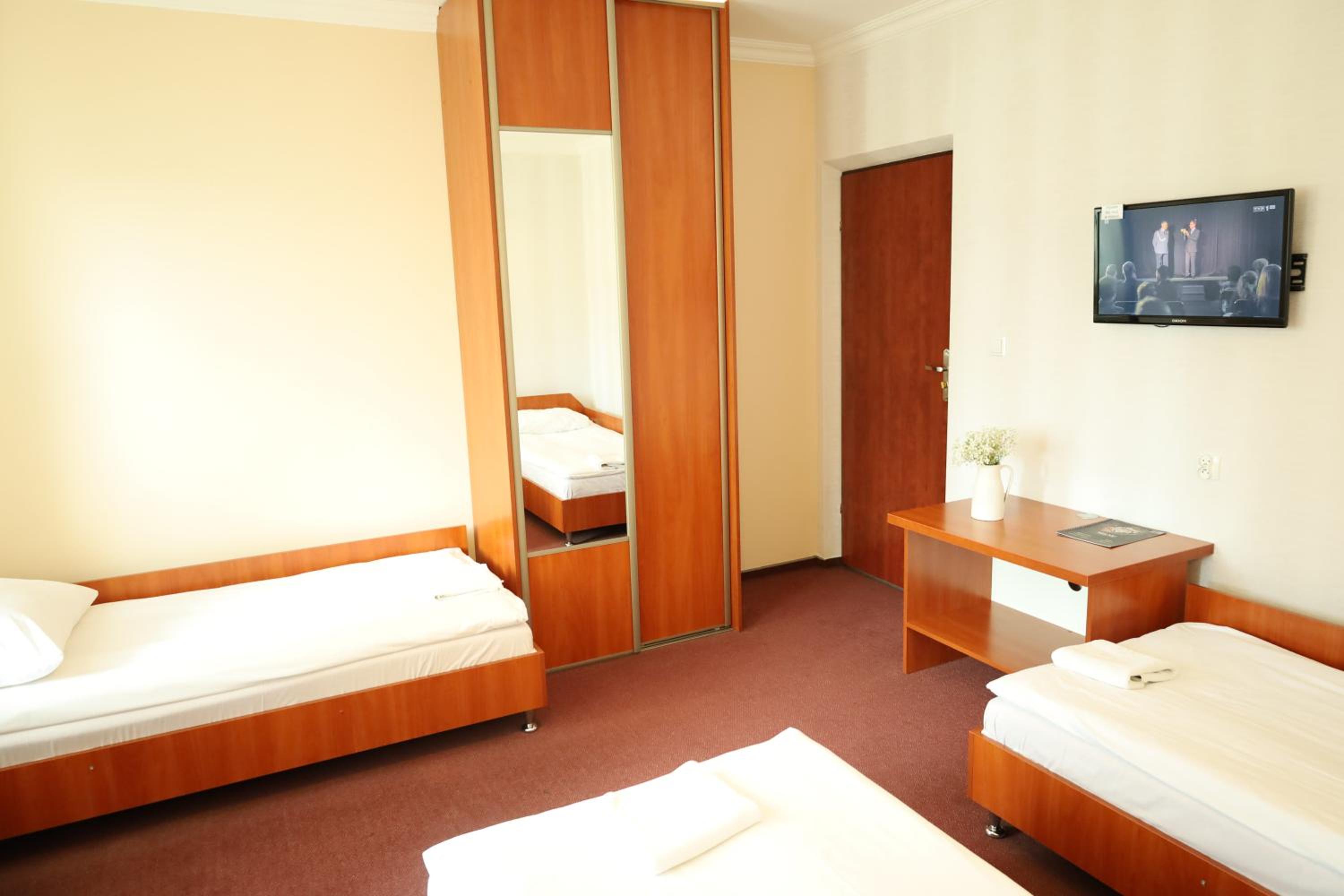 Economy Quadruple Room - Photo 3