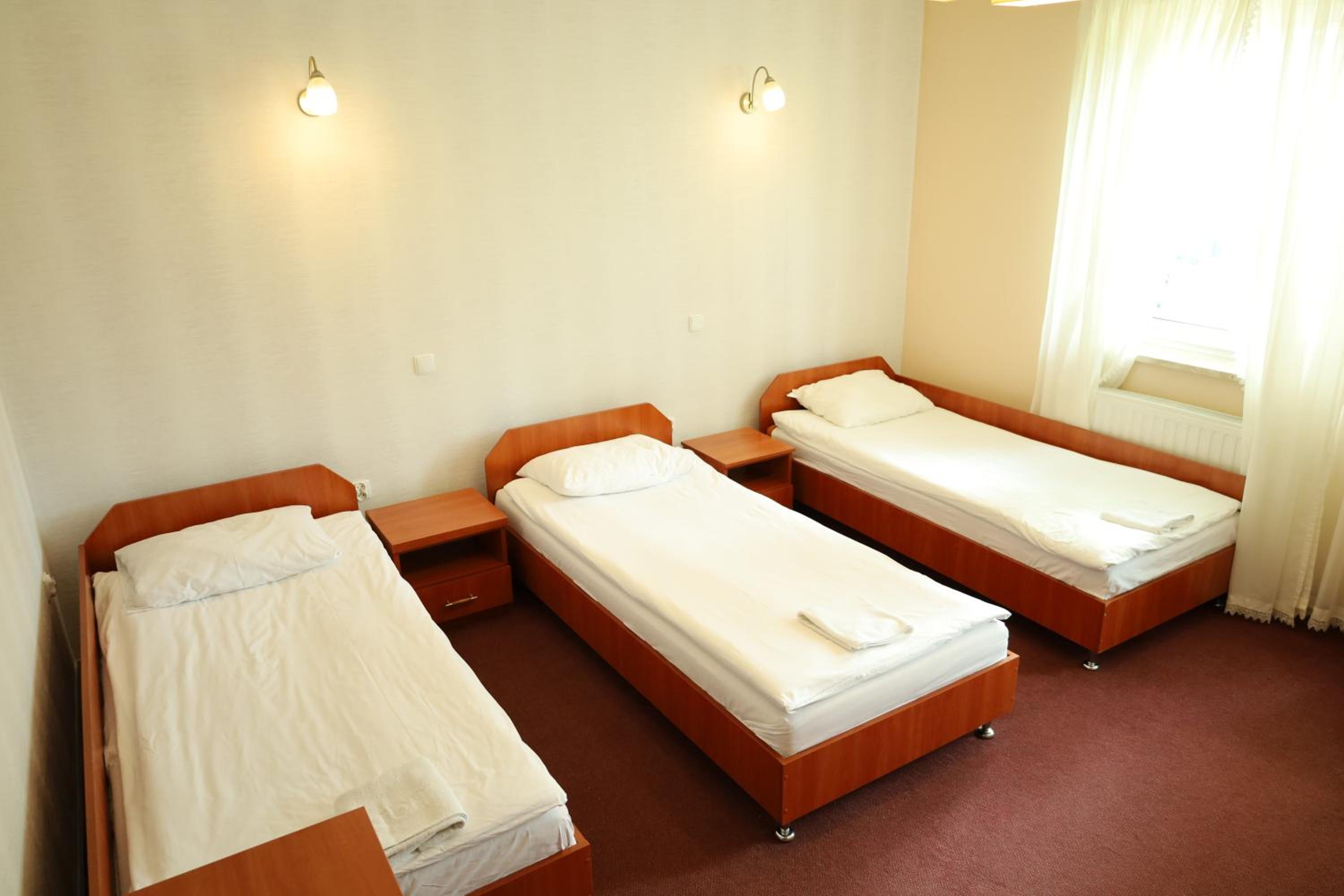 Economy Quadruple Room - Photo 4