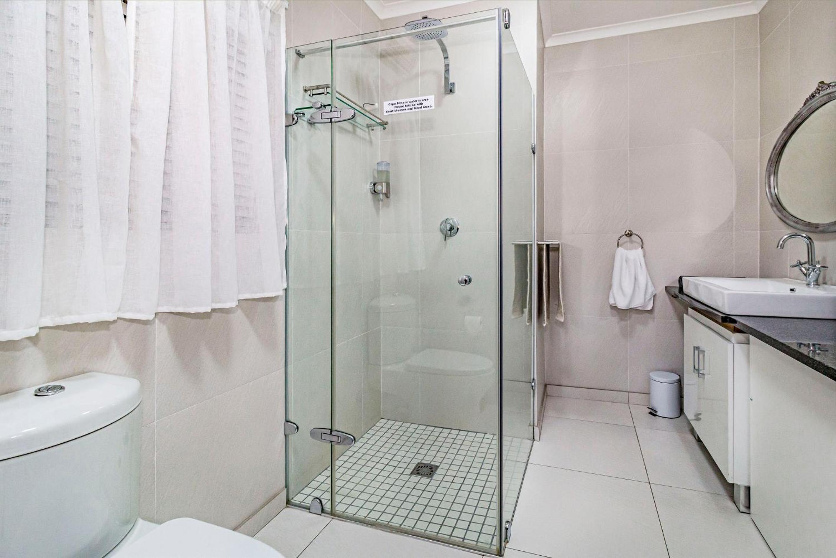 Deluxe King Suite photo 3