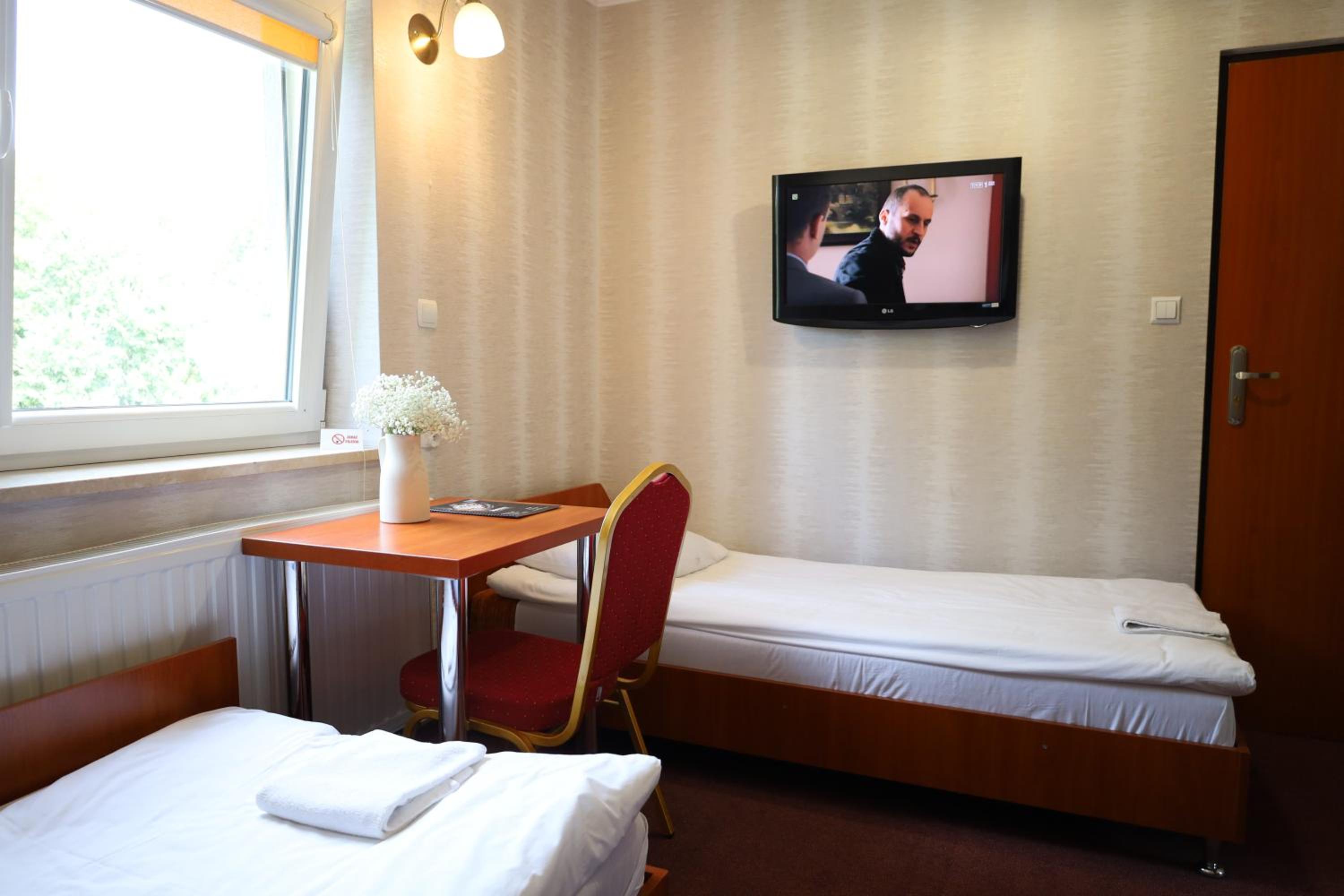 Double or Twin Room with Private Bathroom - Photo 3