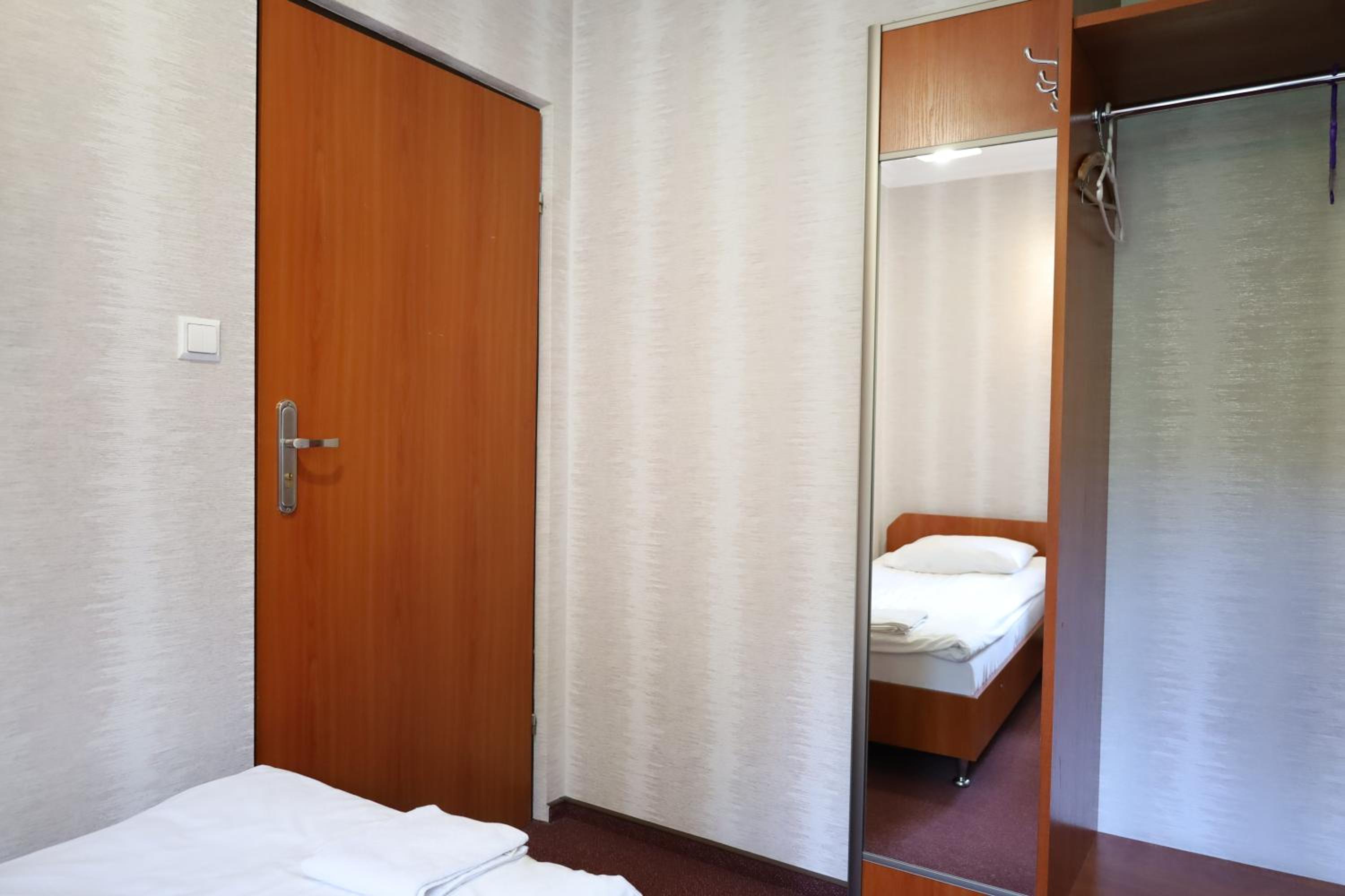 Double or Twin Room with Private Bathroom - Photo 4