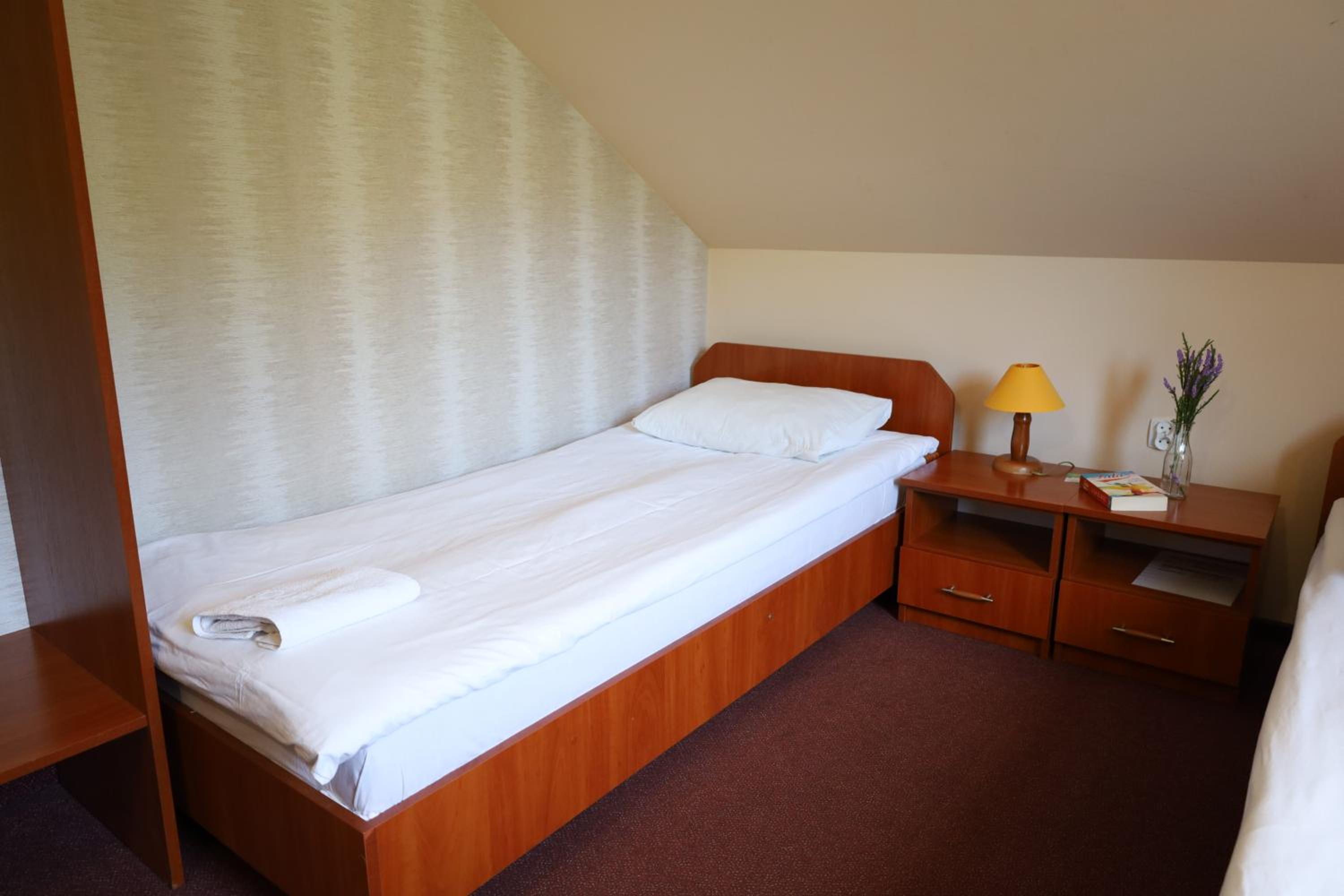 Double or Twin Room with Private Bathroom - Photo 2