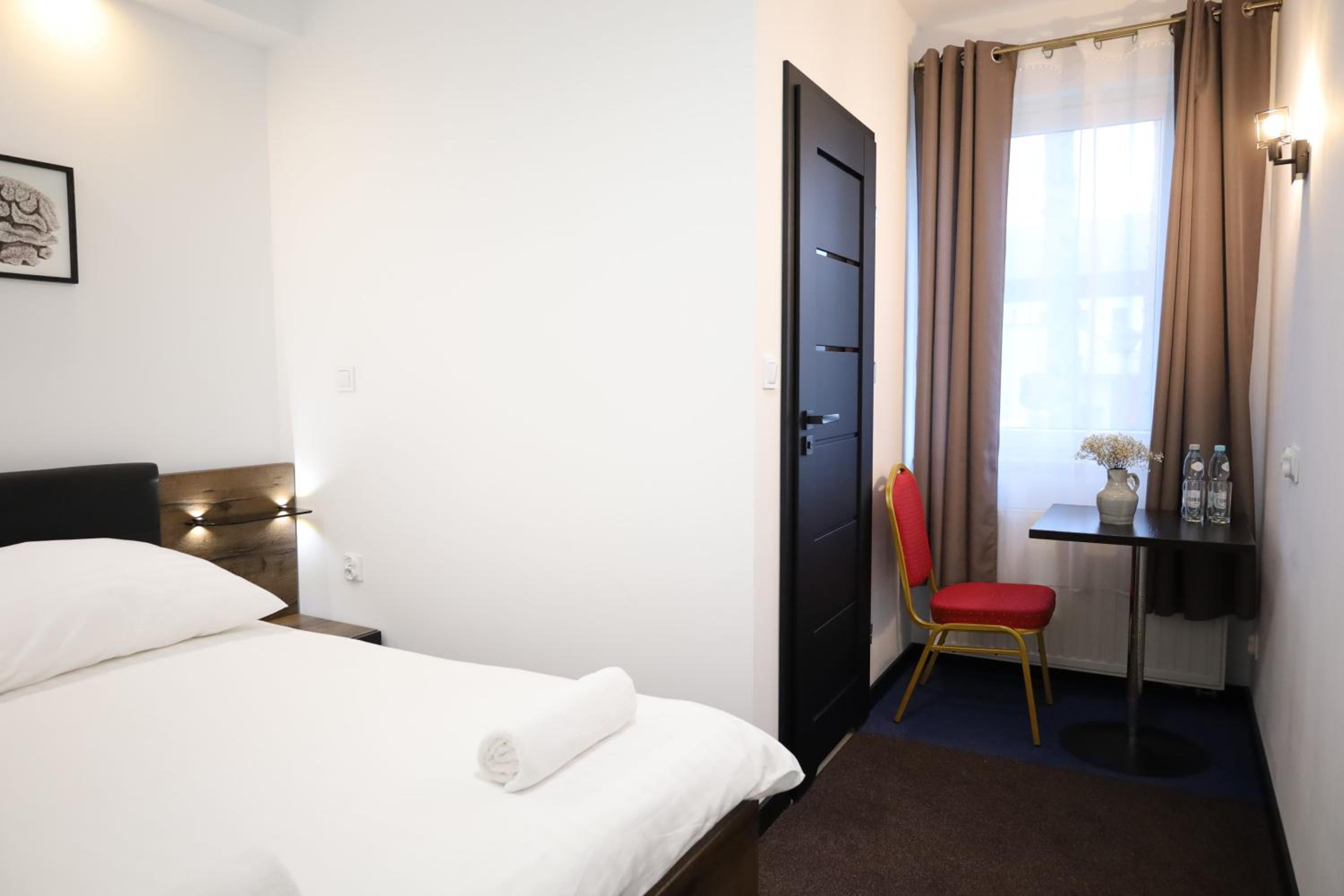 Standard King Room - Photo 7