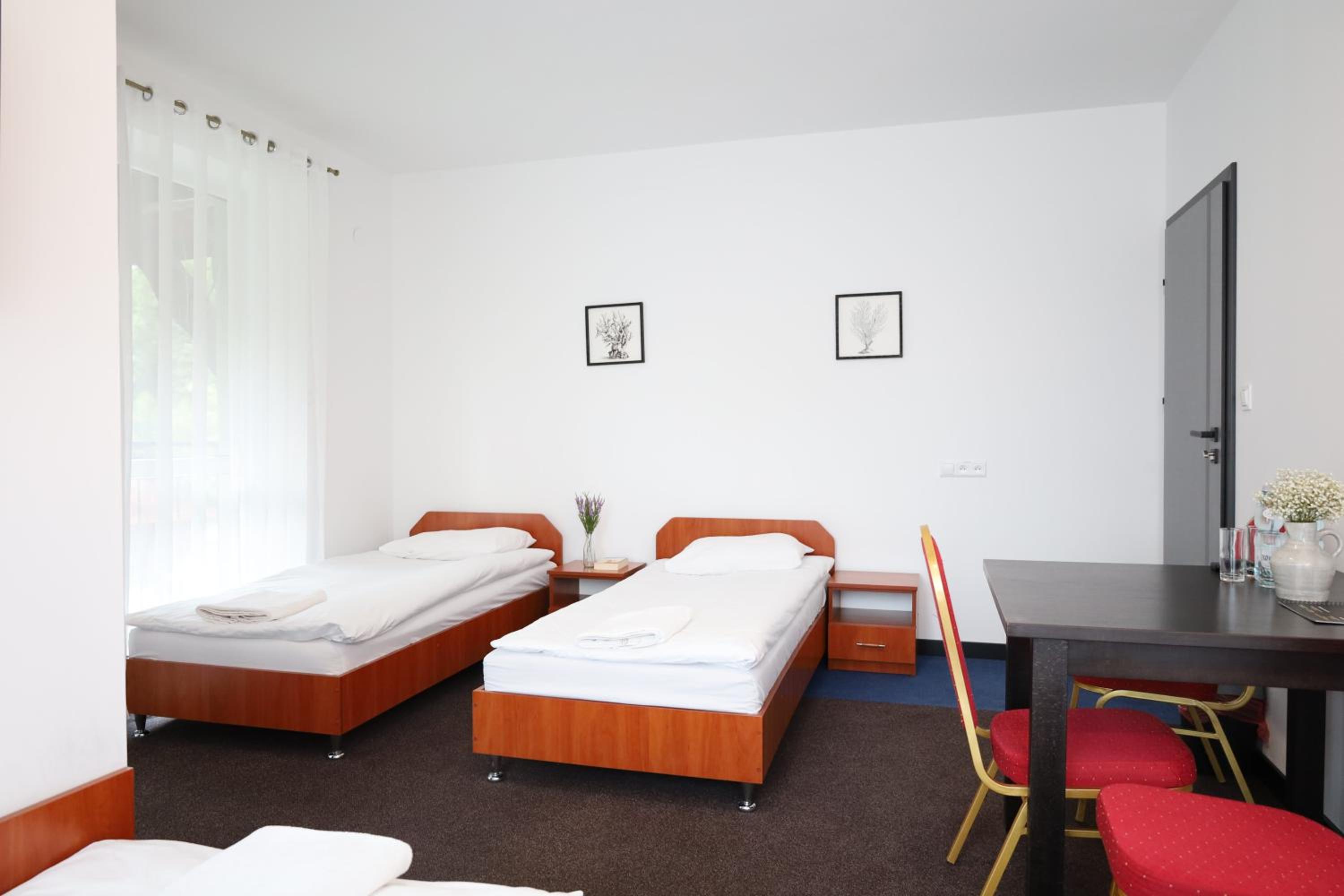 Quadruple Room with Bathroom - Photo 4