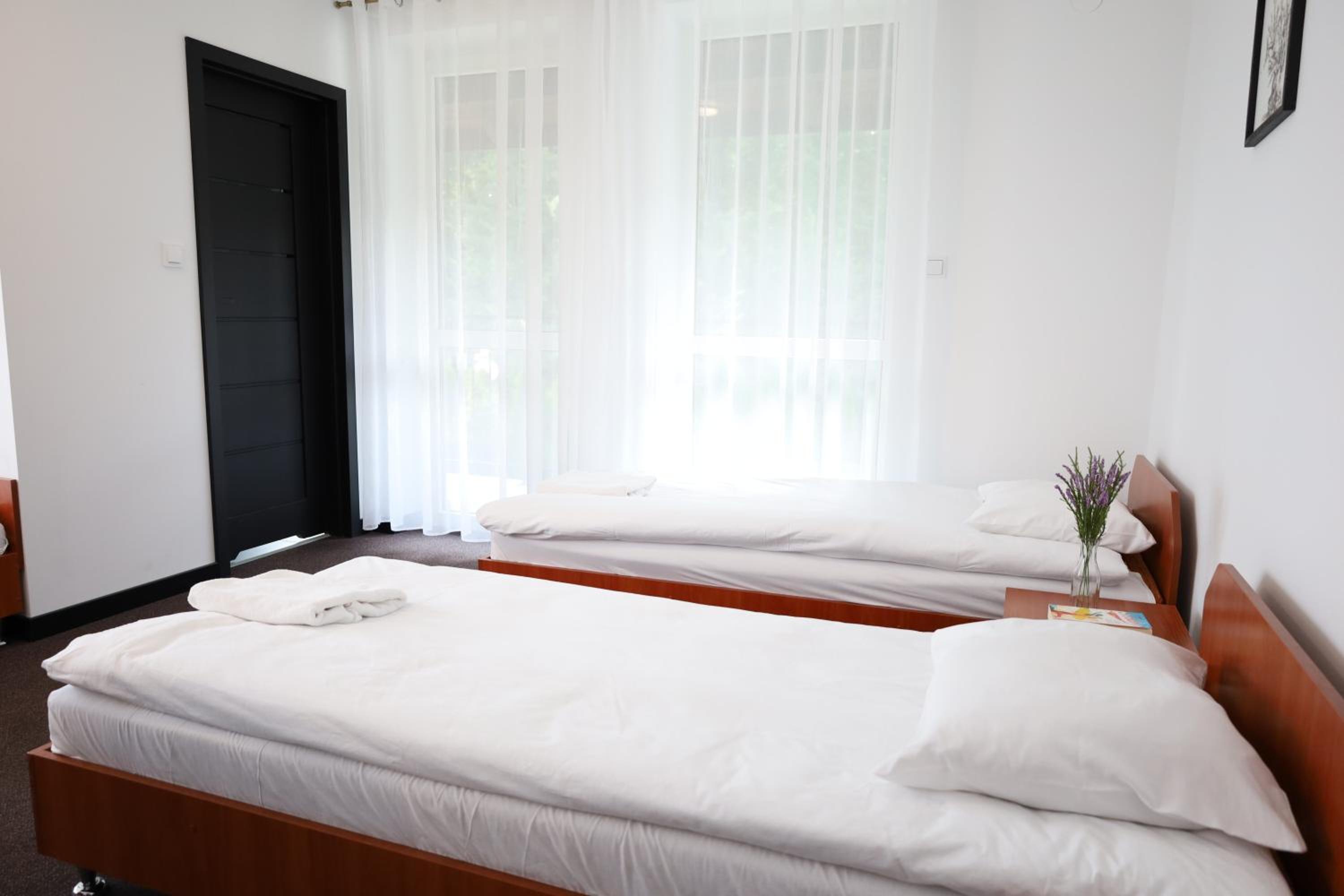 Quadruple Room with Bathroom - Photo 5