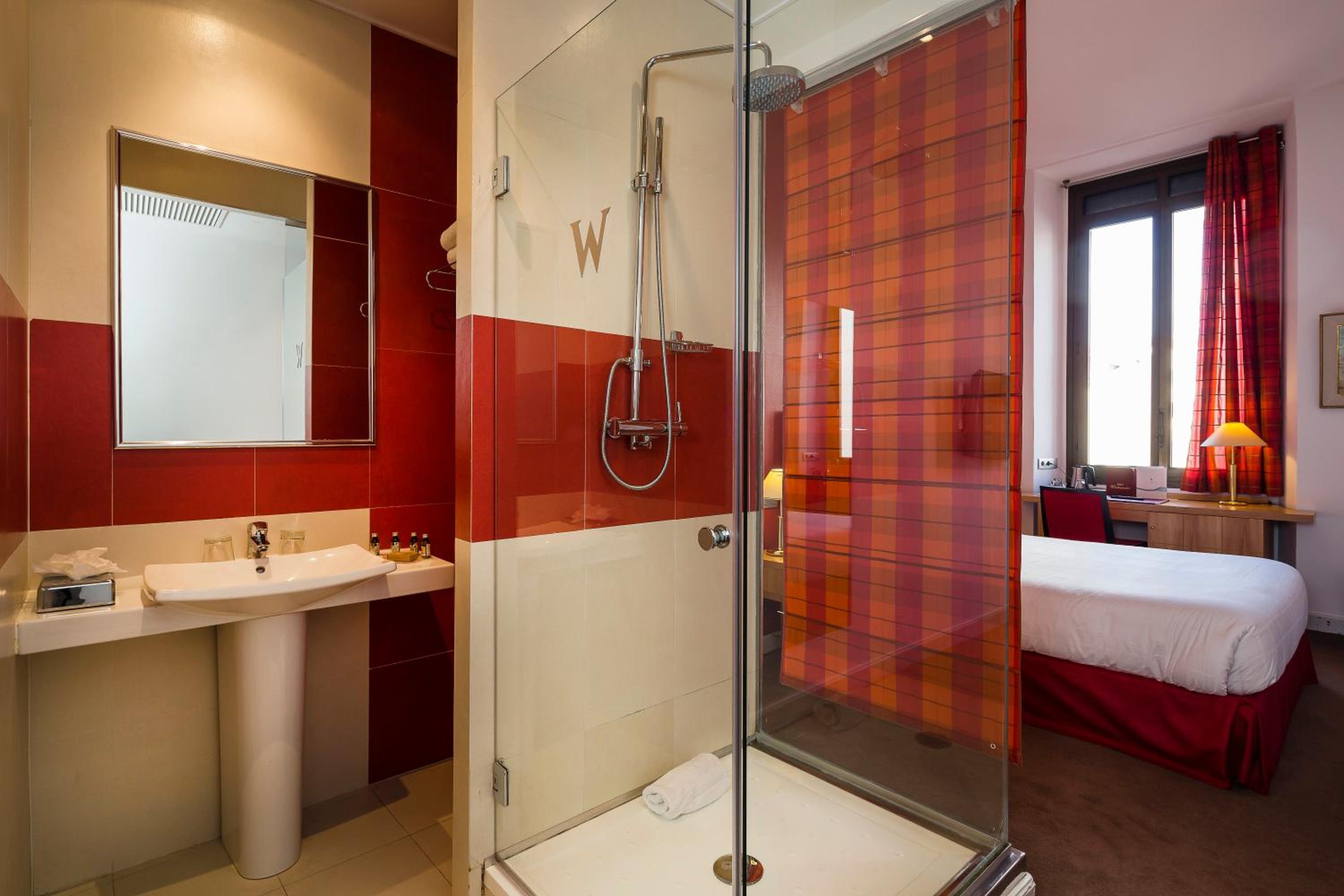Superior Room with City View - Photo 13