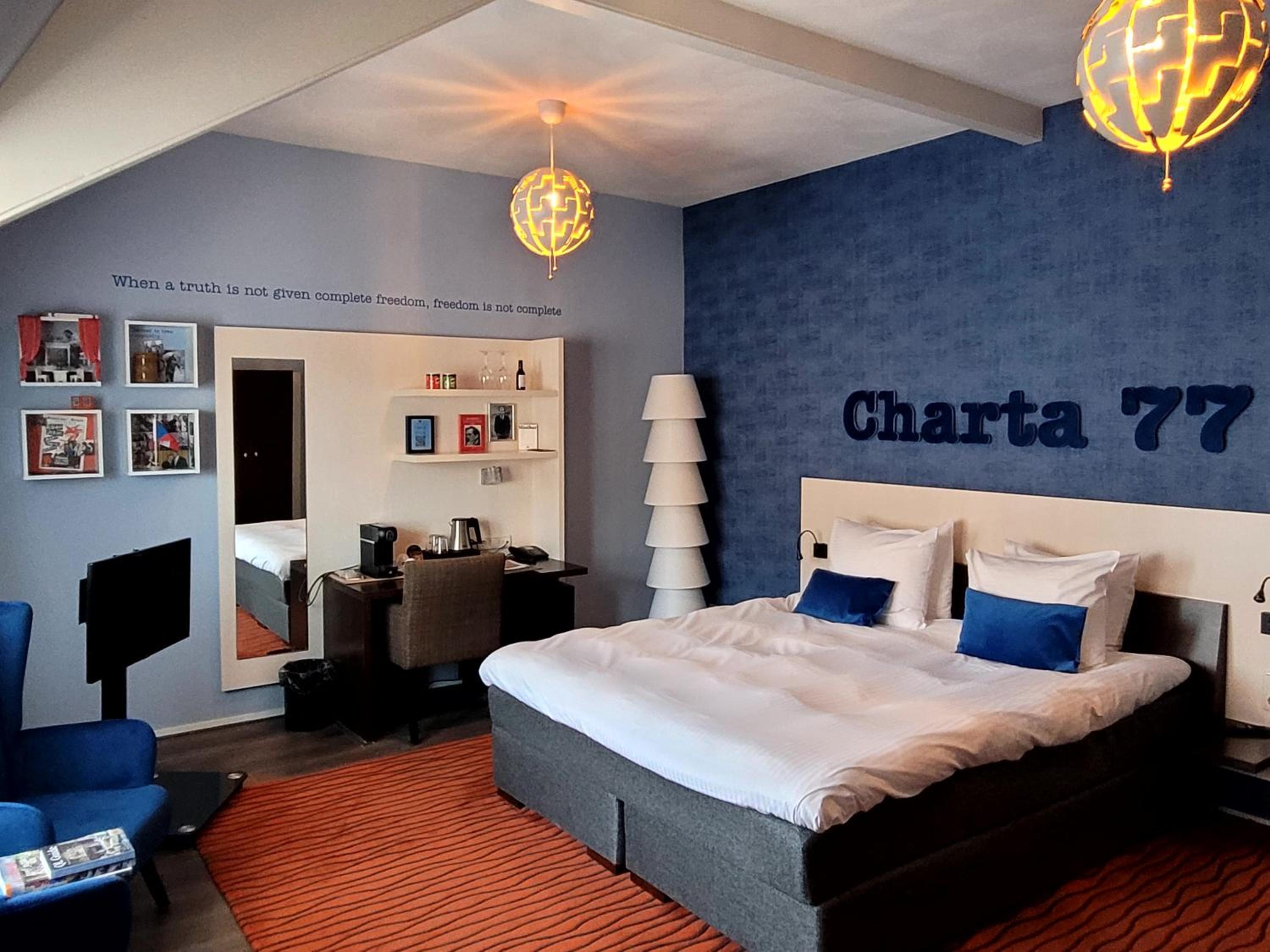 Deluxe Romantic Room with Bath photo 2