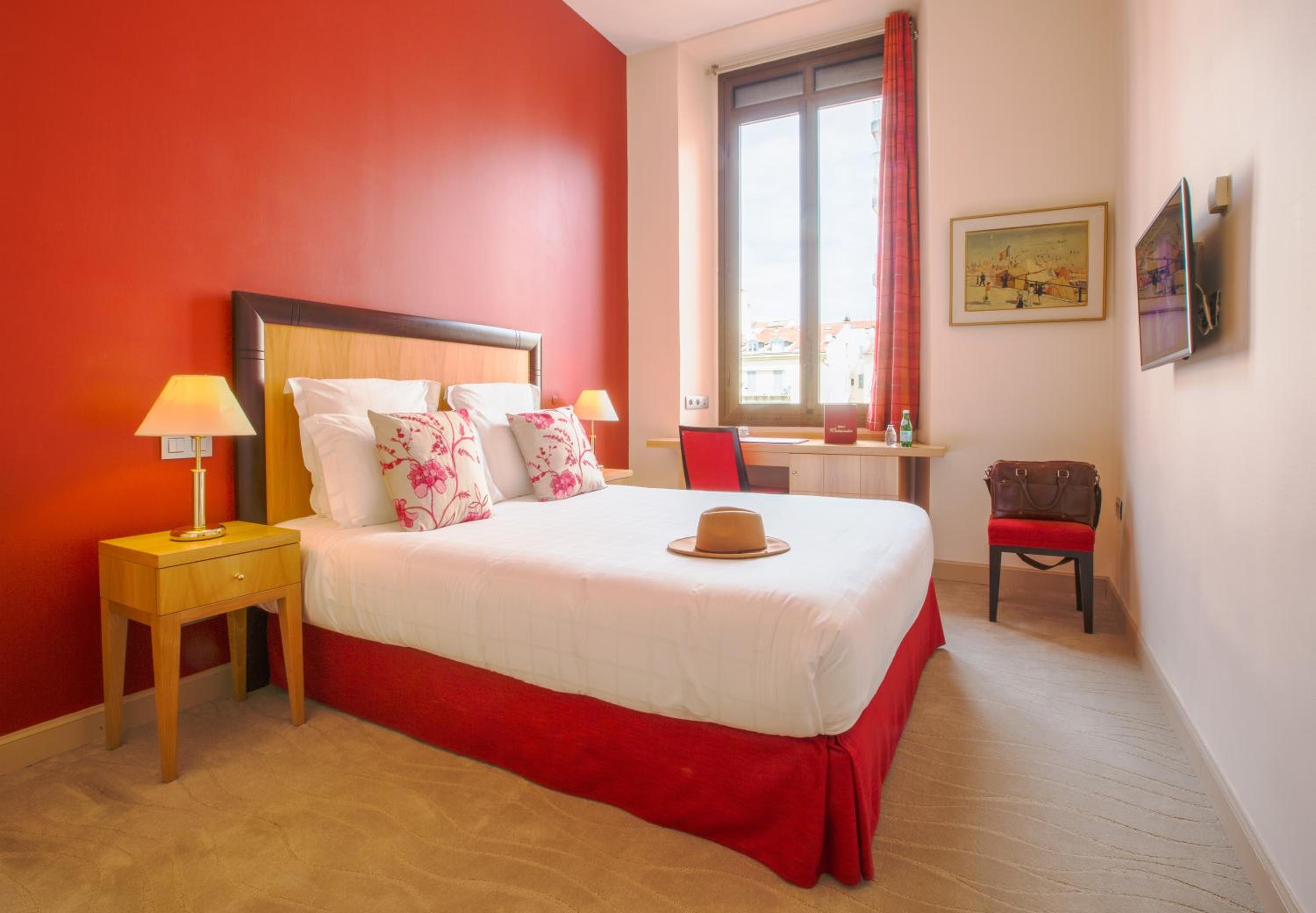 Superior Room with City View - Photo 12