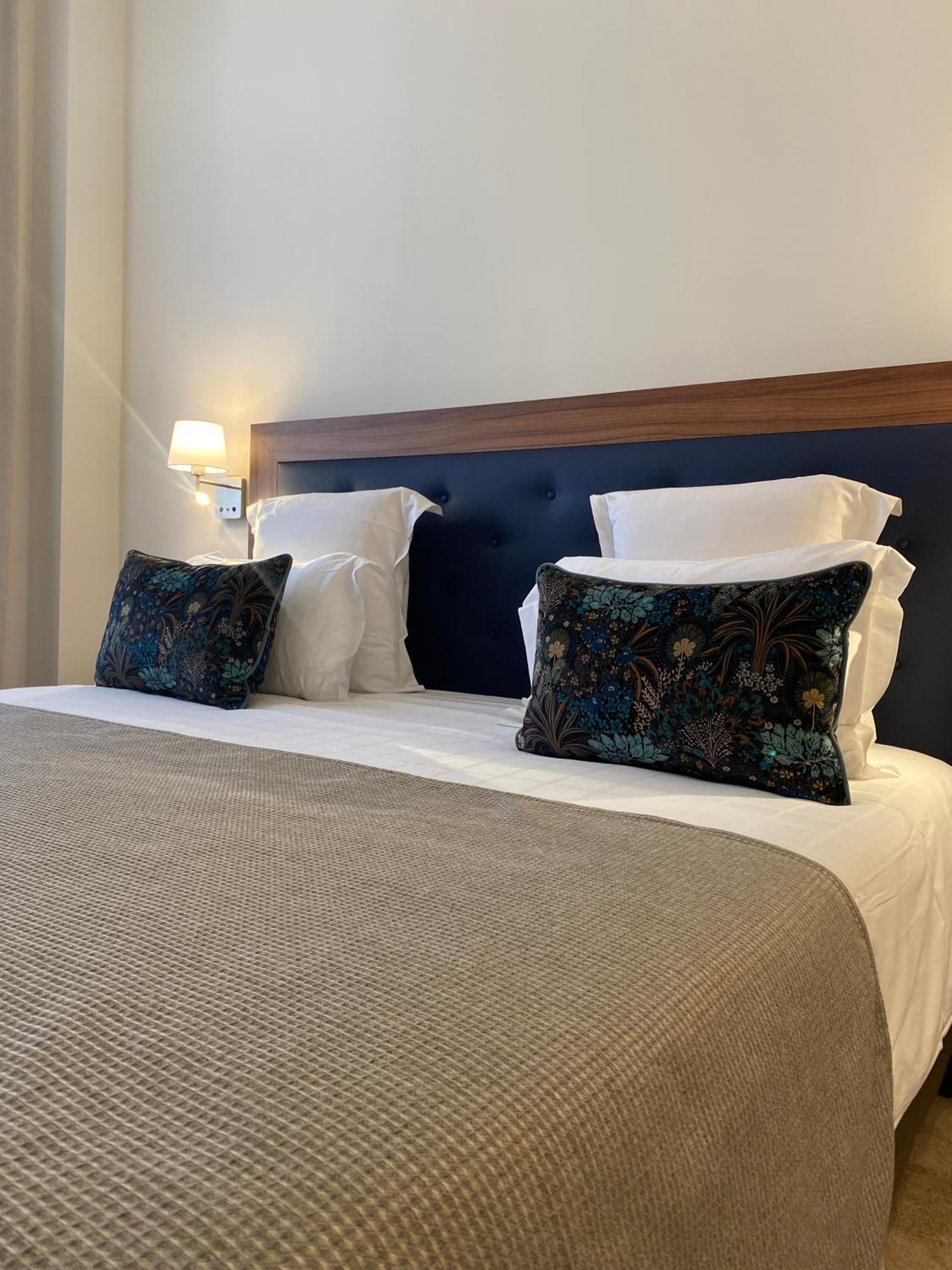 Superior Room with City View - Photo 16