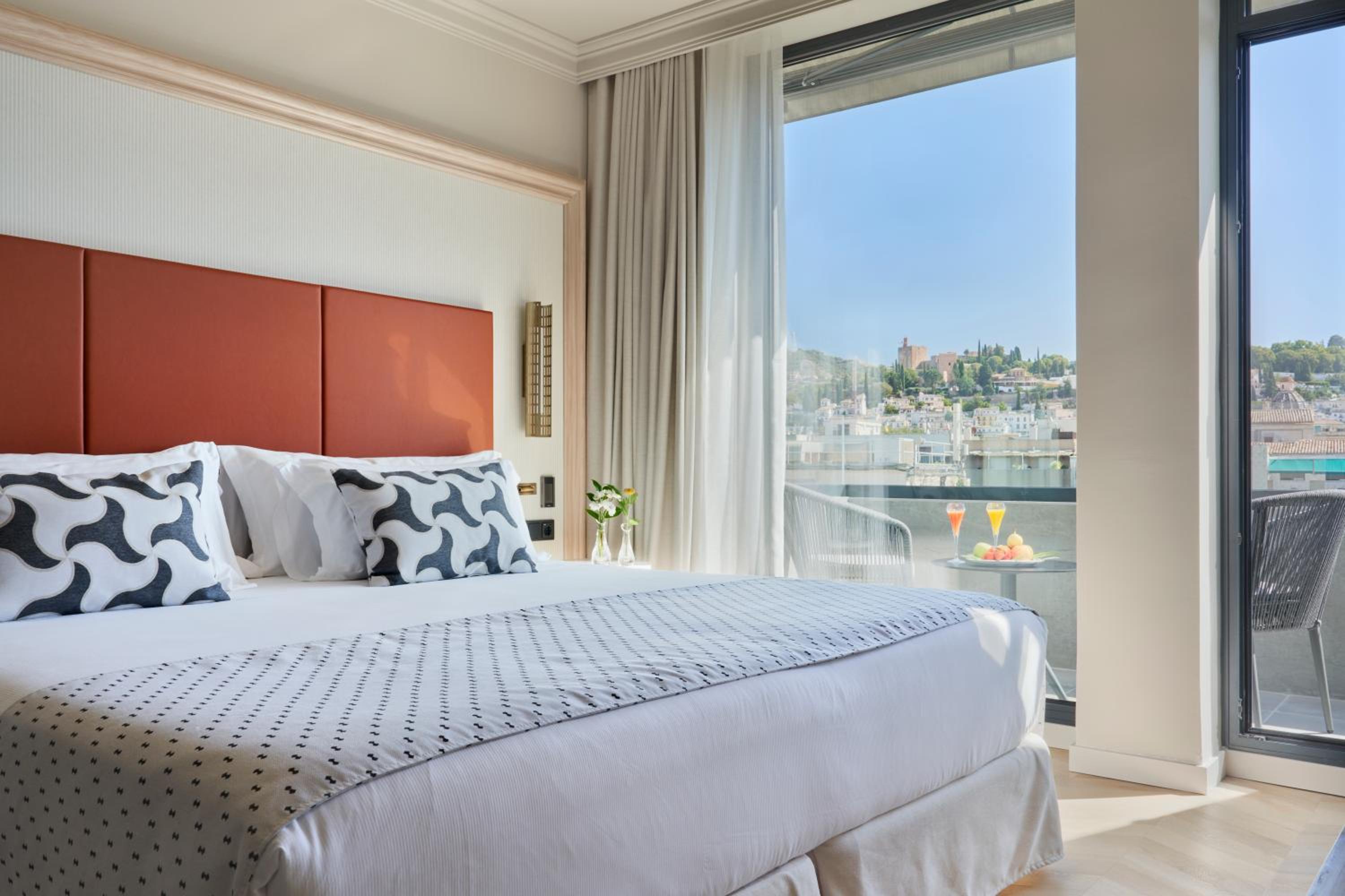 Deluxe Double Room with Alhambra view - Photo 3