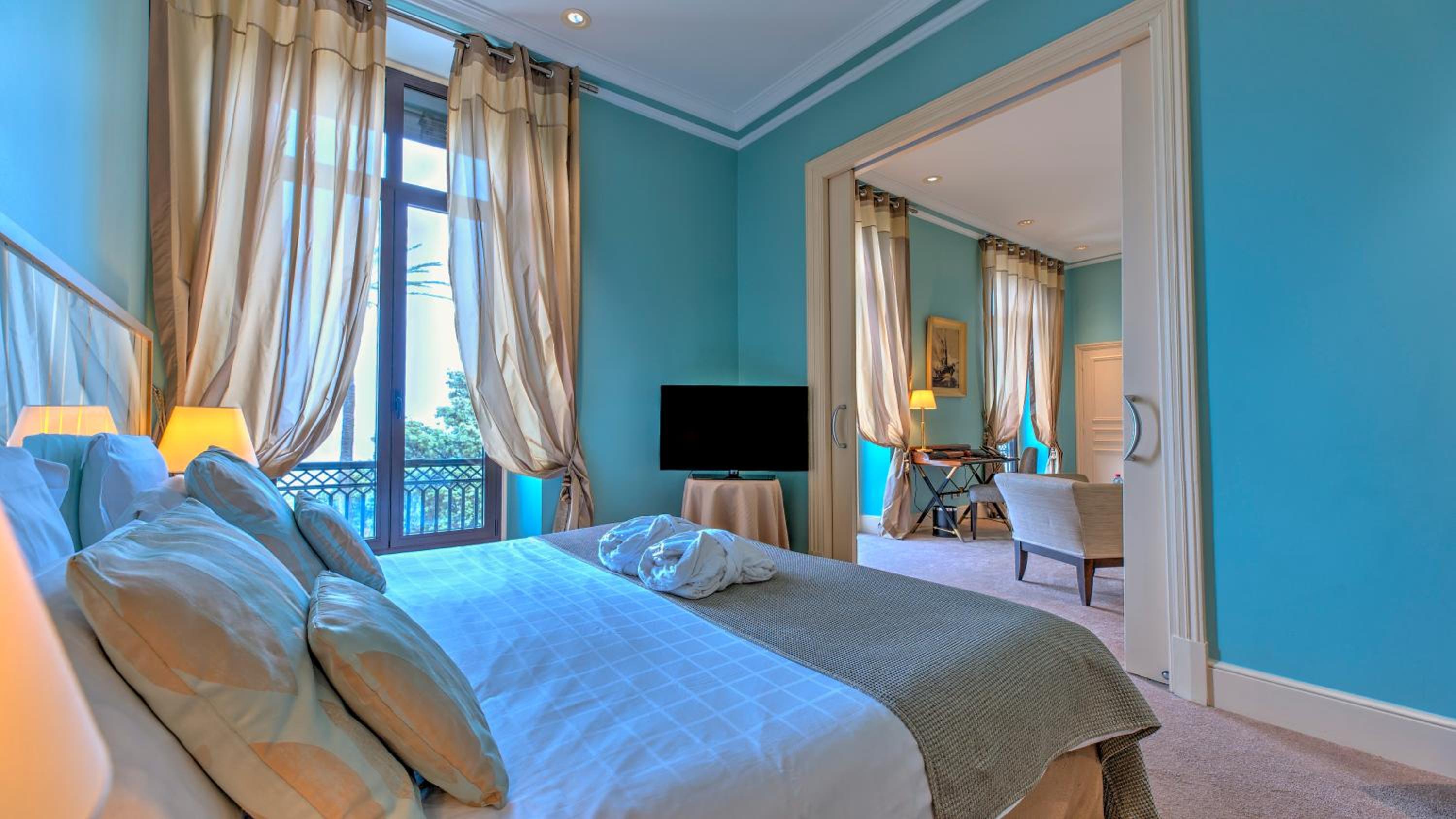 Suite with Balcony and Sea View thumbnail 5