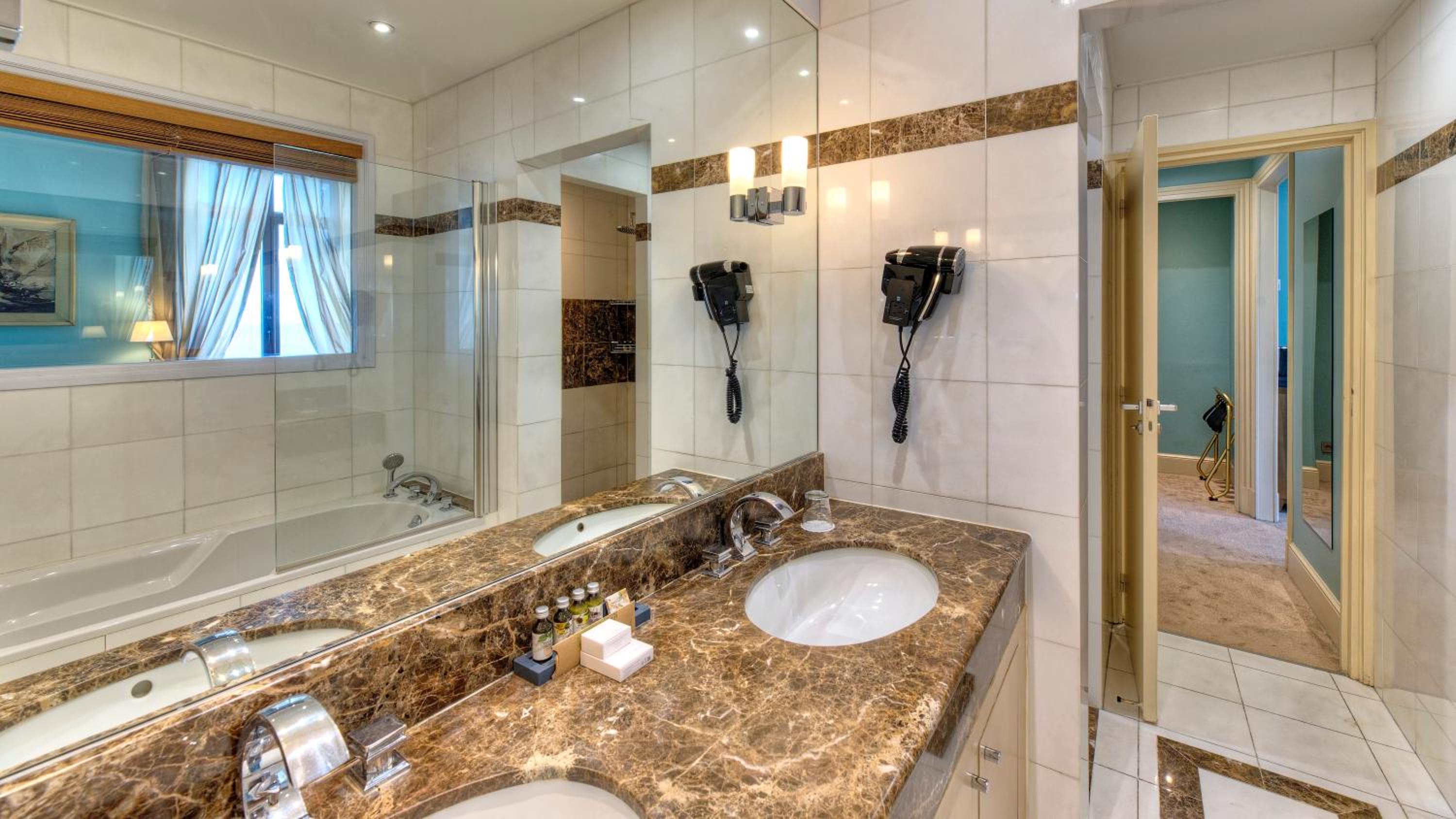 Suite with Balcony and Sea View