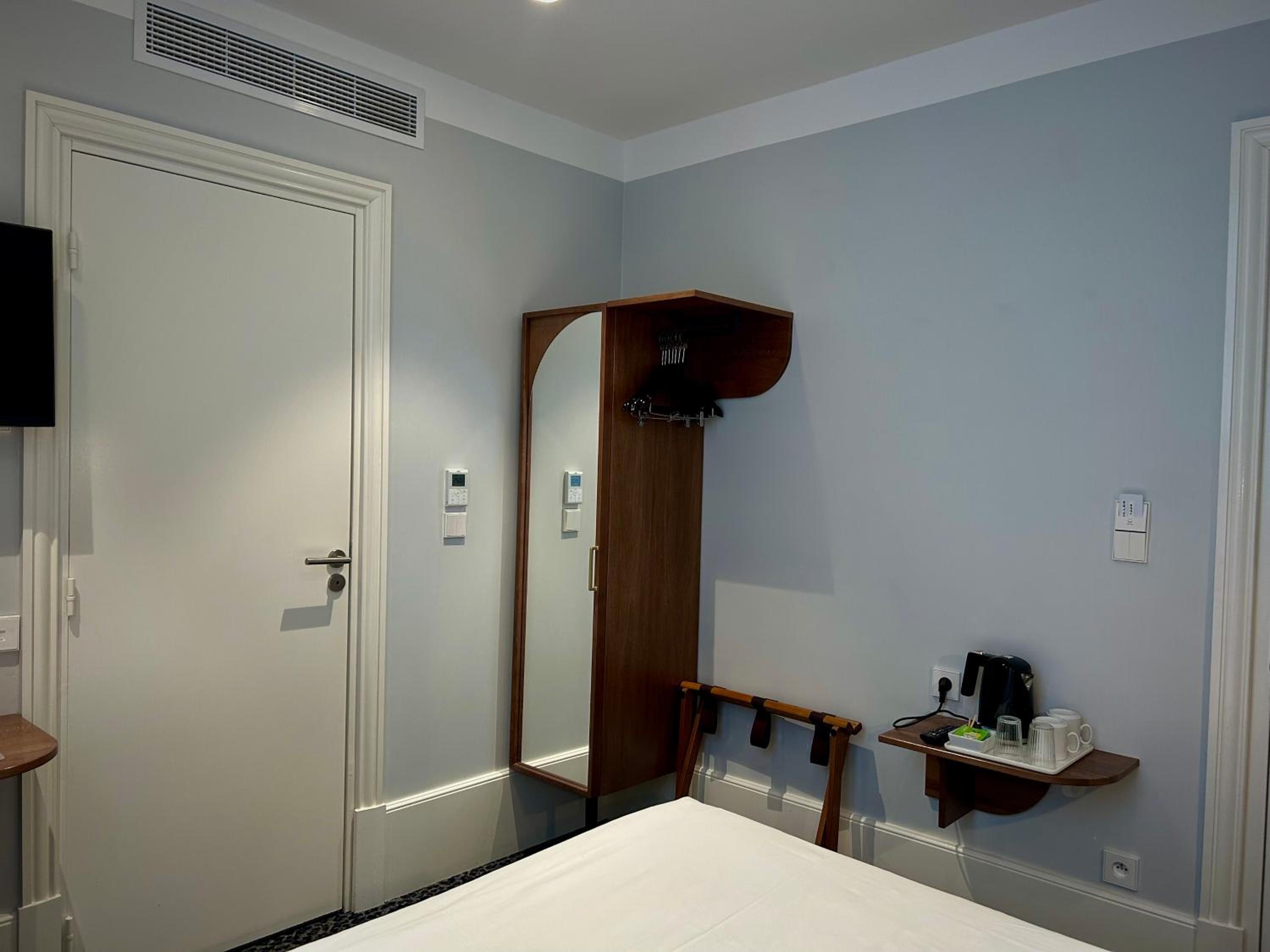 Single Room - Non-Smoking thumbnail 5