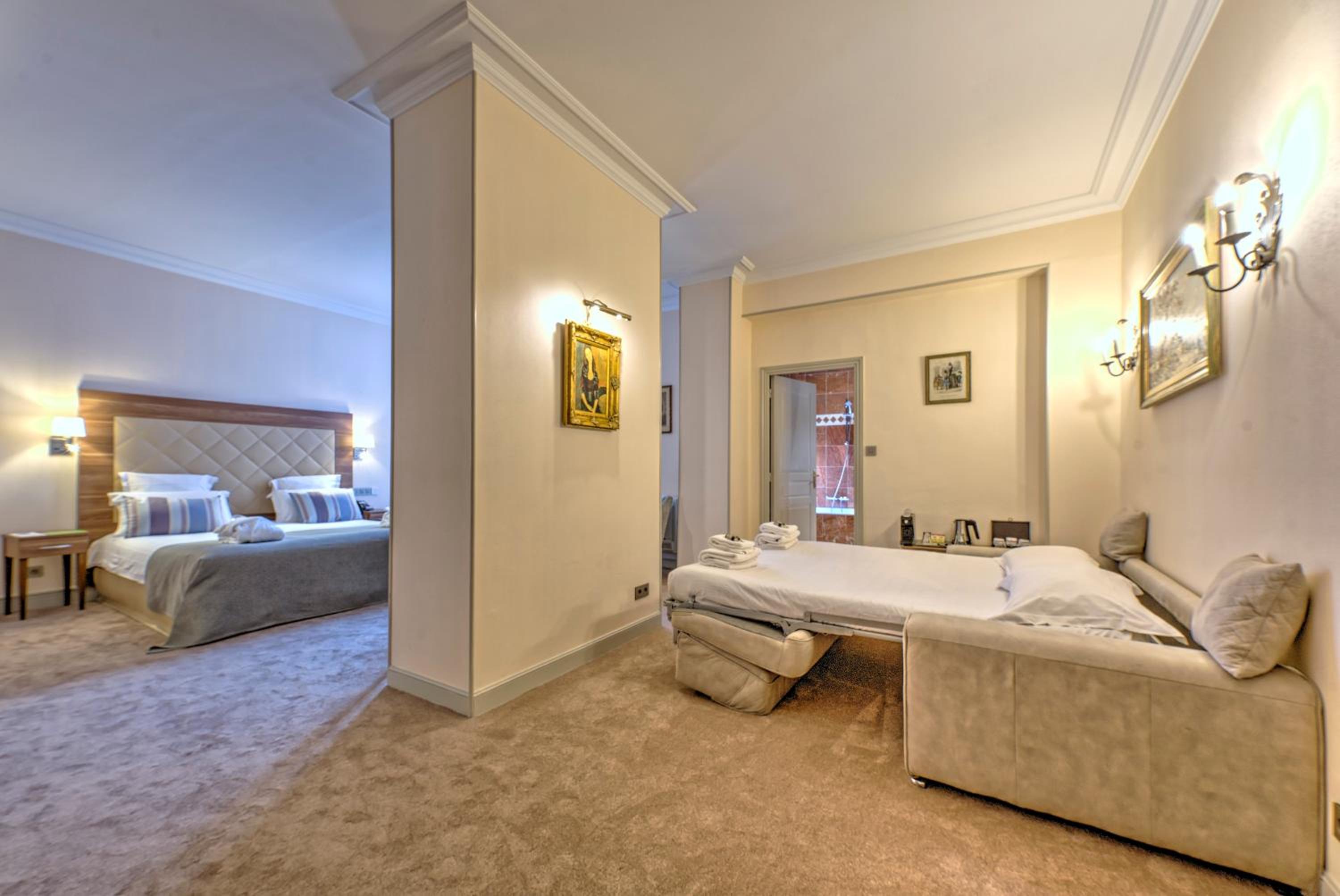 Junior Suite with City View - Photo 2