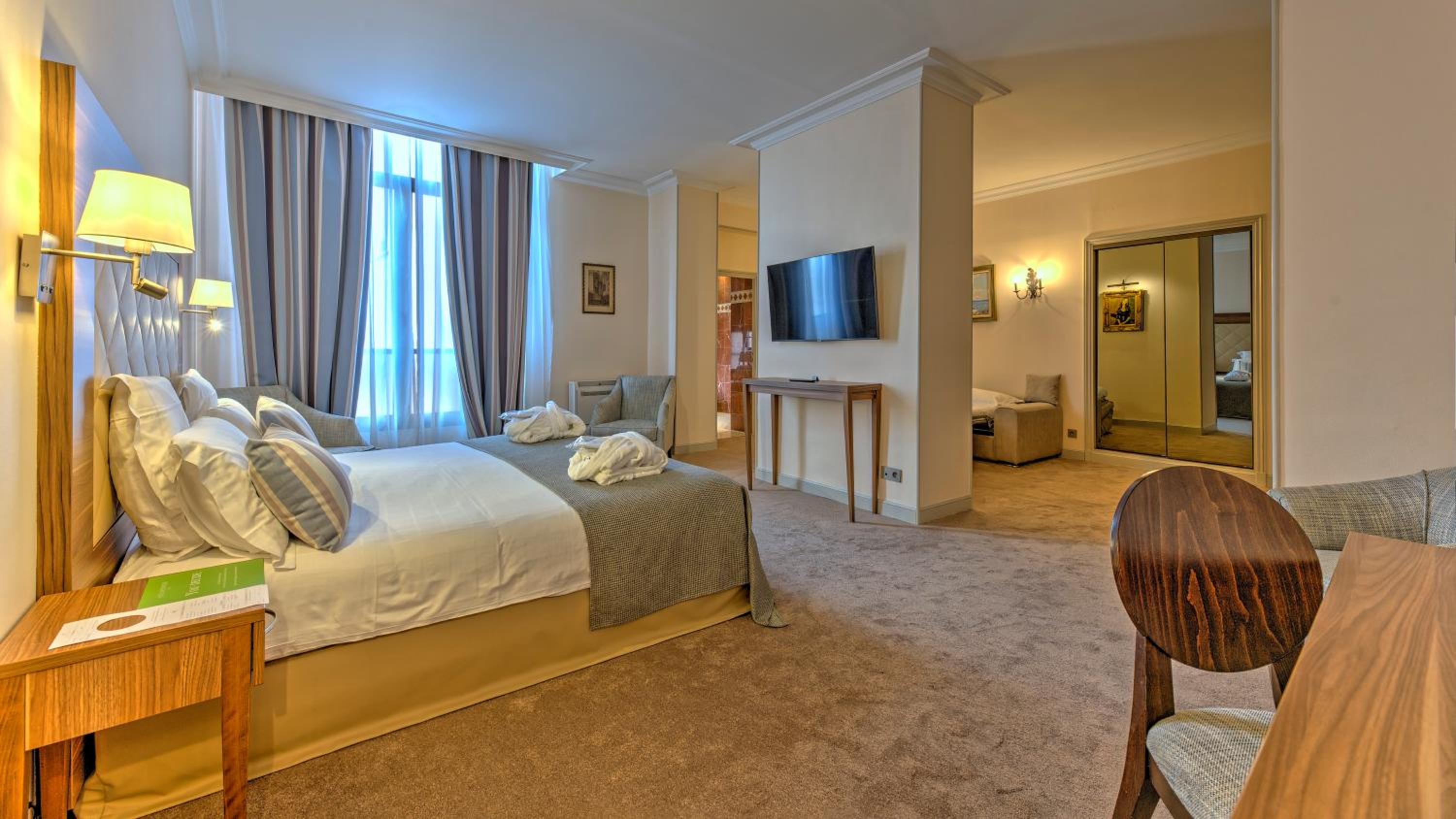 Junior Suite with City View - Photo 1