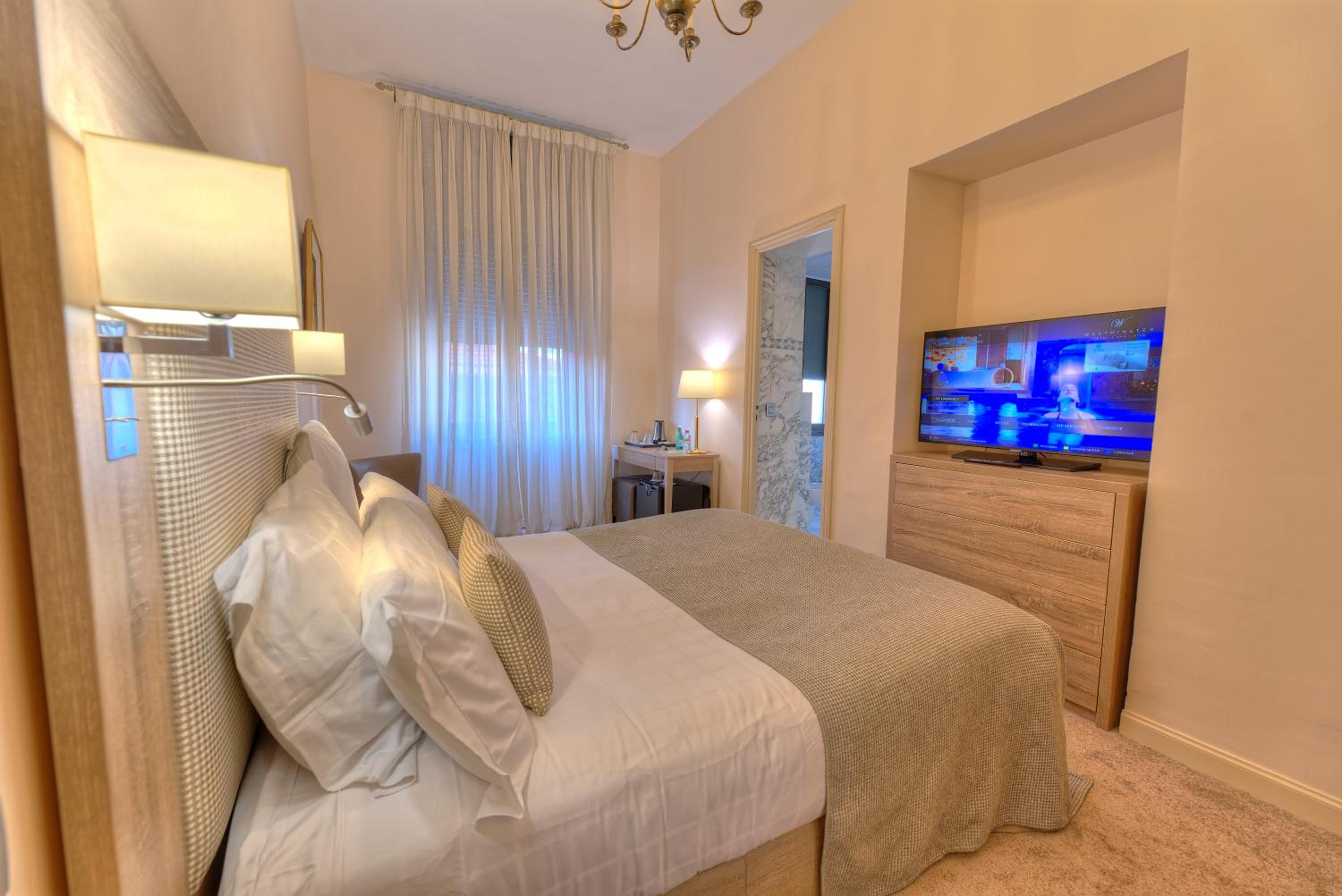Standard Room with City View - Photo 6