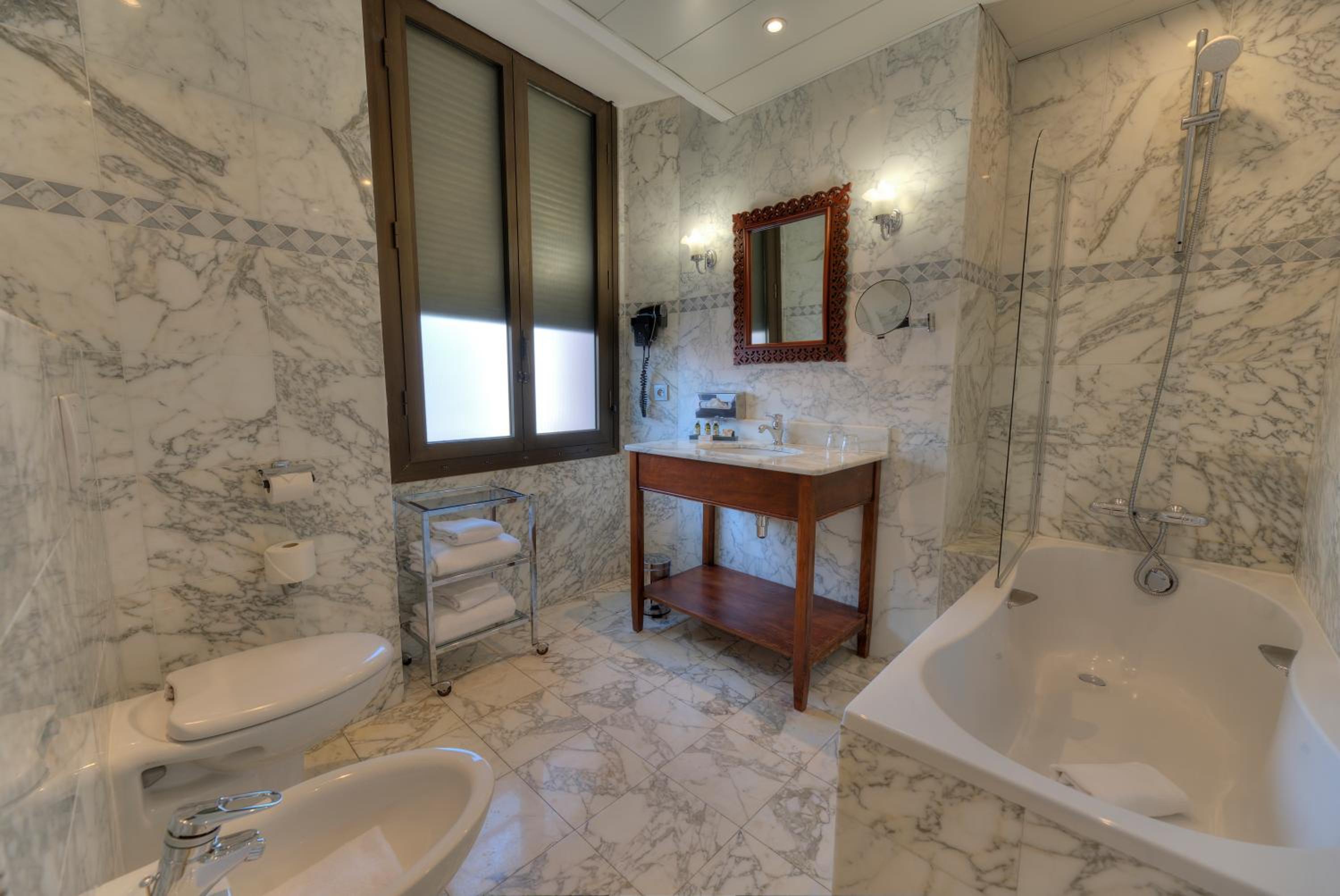 Standard Room with City View - Photo 2