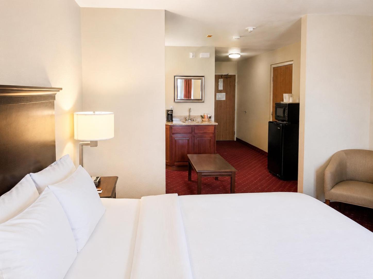 King Suite with King Bed Queen Bed and Mountain View - Non Smoking