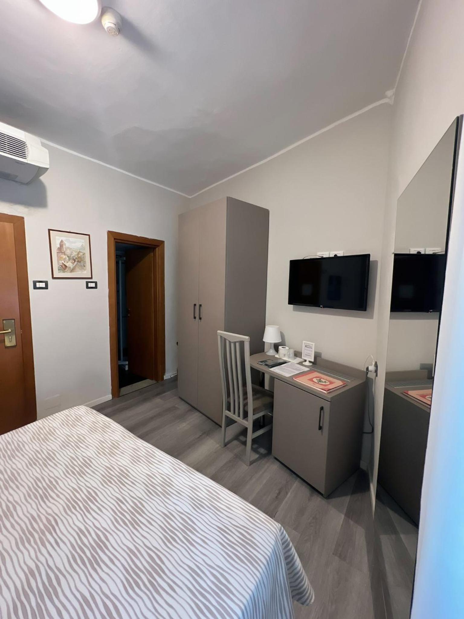 Double Room - Photo 9