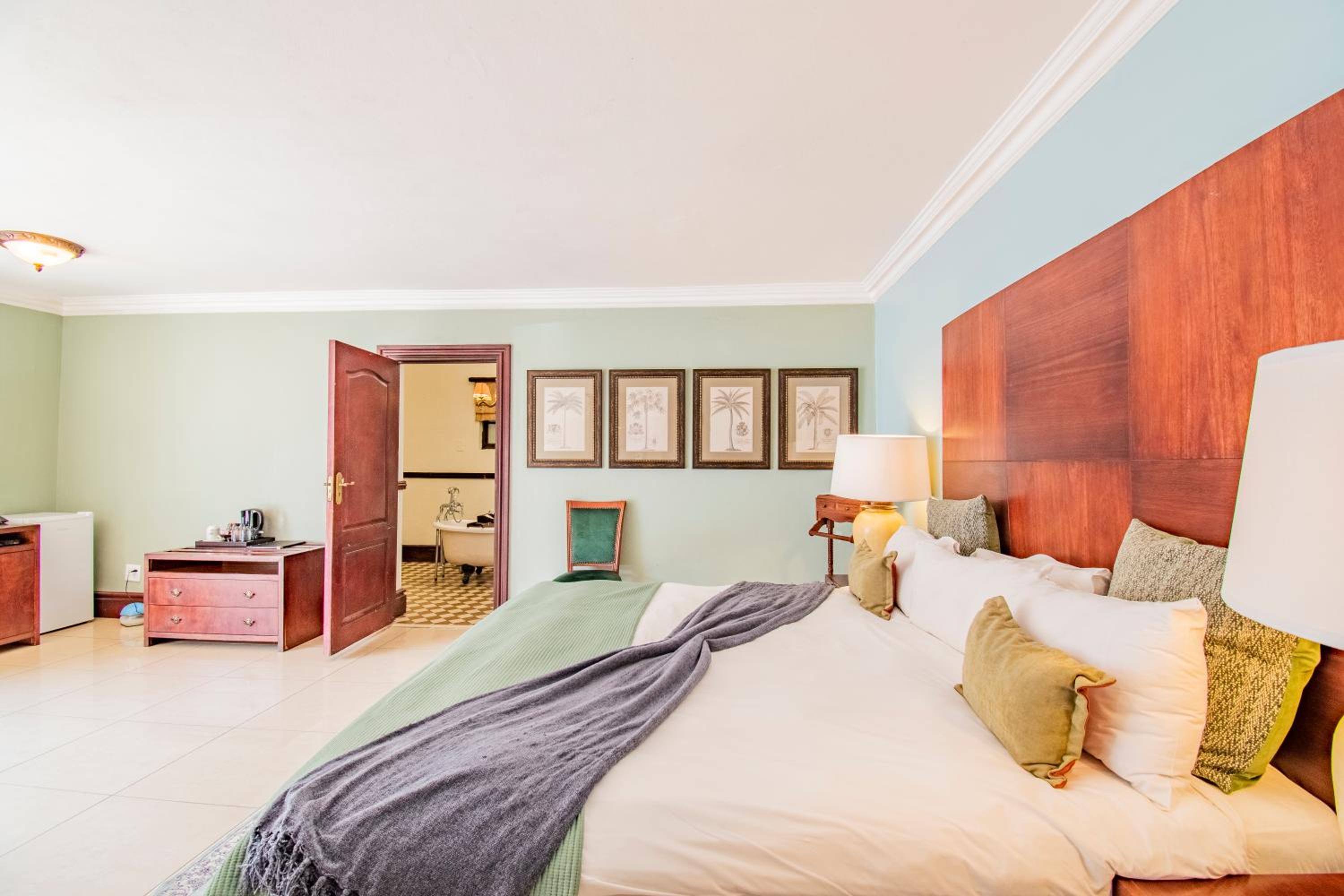 Suite (Victorian) - Photo 1