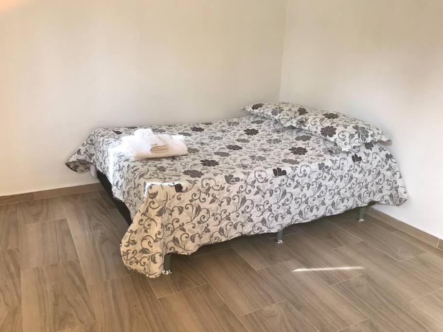 Five-Bedroom House photo 1
