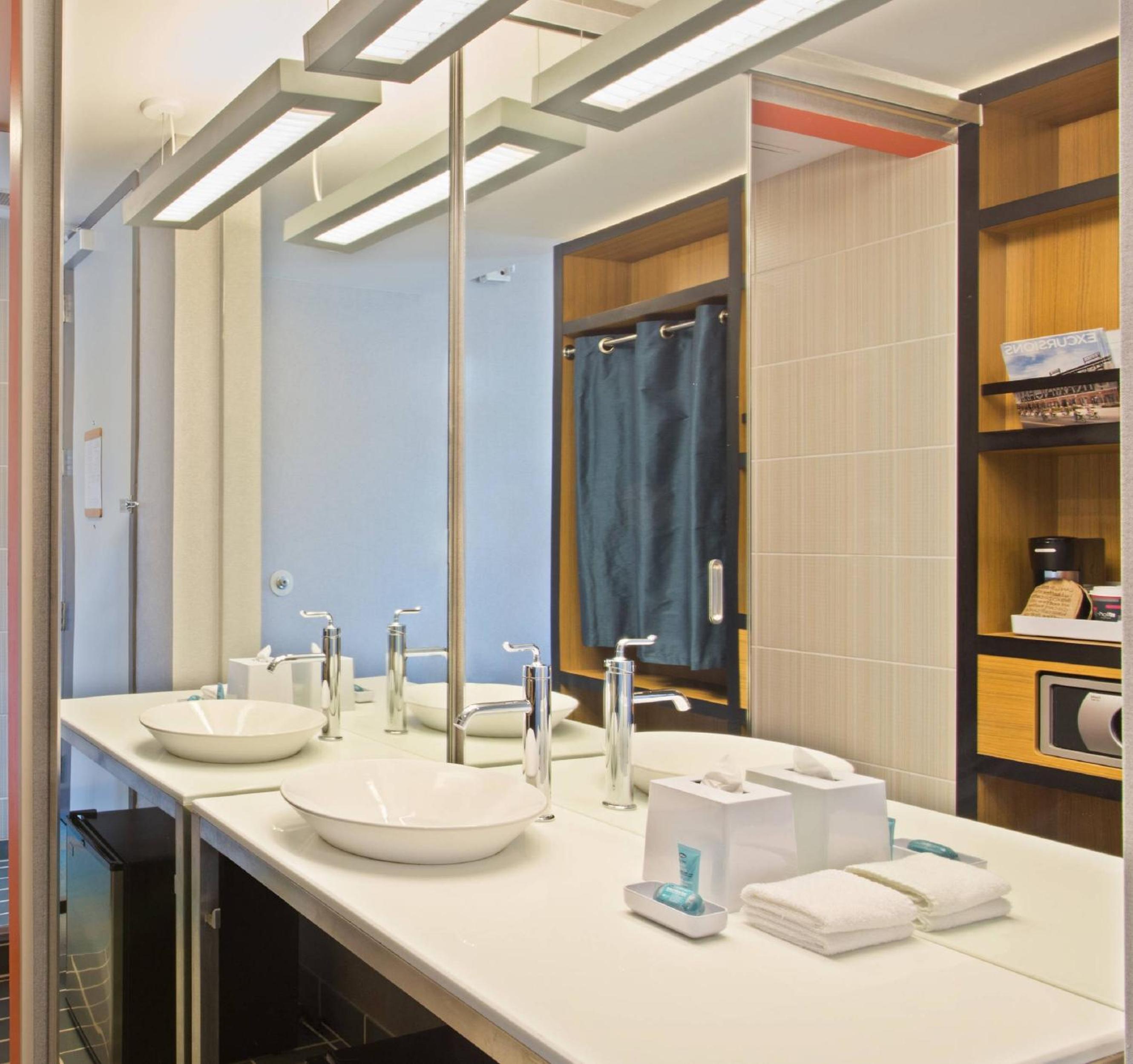 Aloft, Larger Guest room, 2 Queen, City view, Corner room photo 2