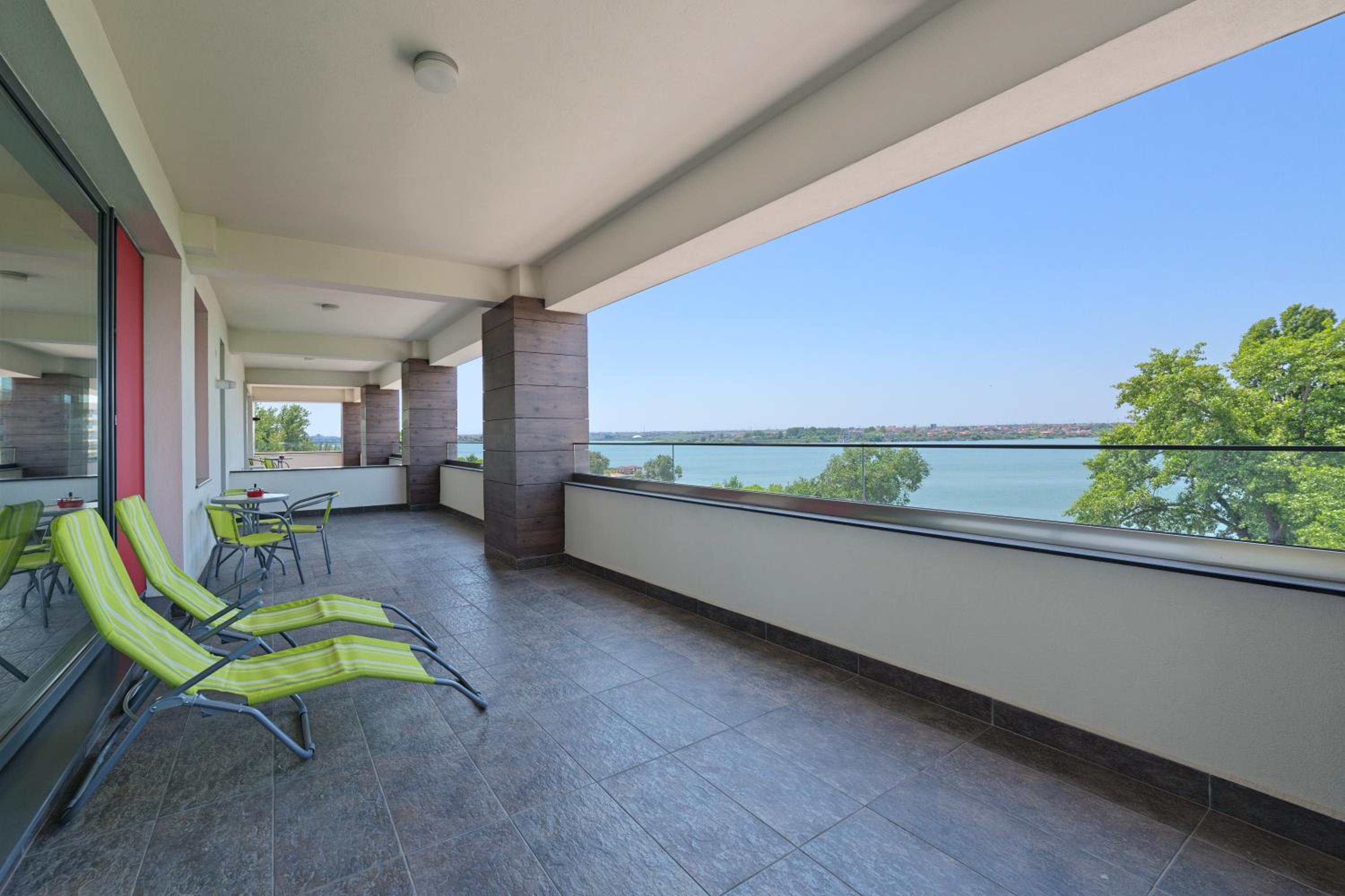One-Bedroom Apartment with View - Photo 3