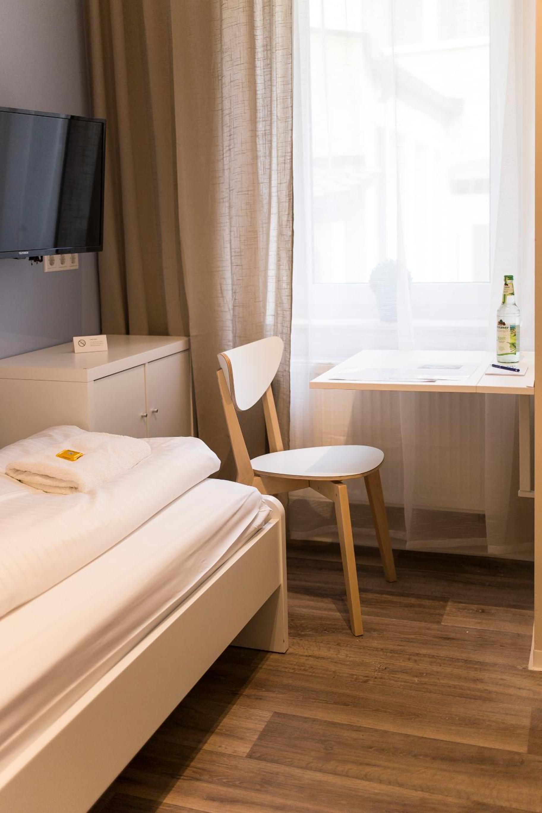 Small Single Room photo 2