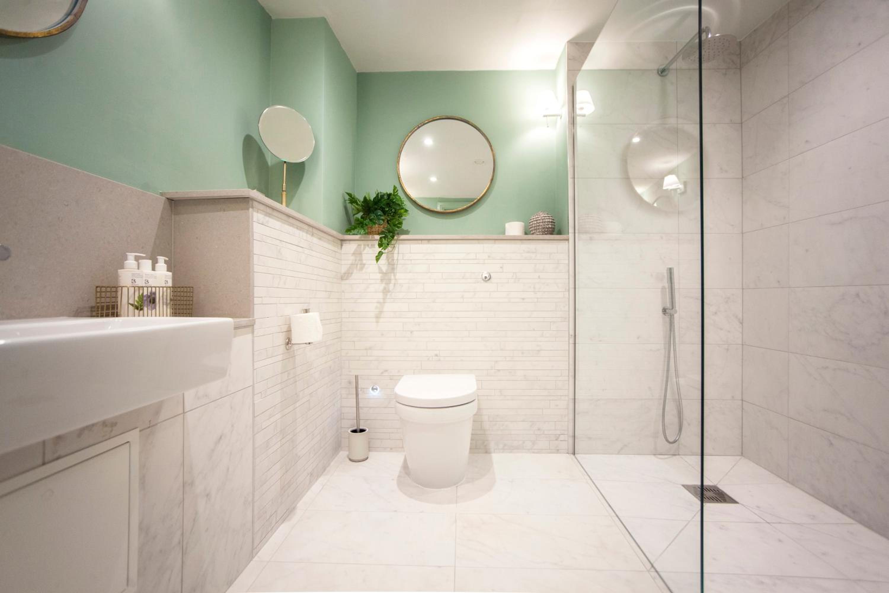 Deluxe King Suite photo 2