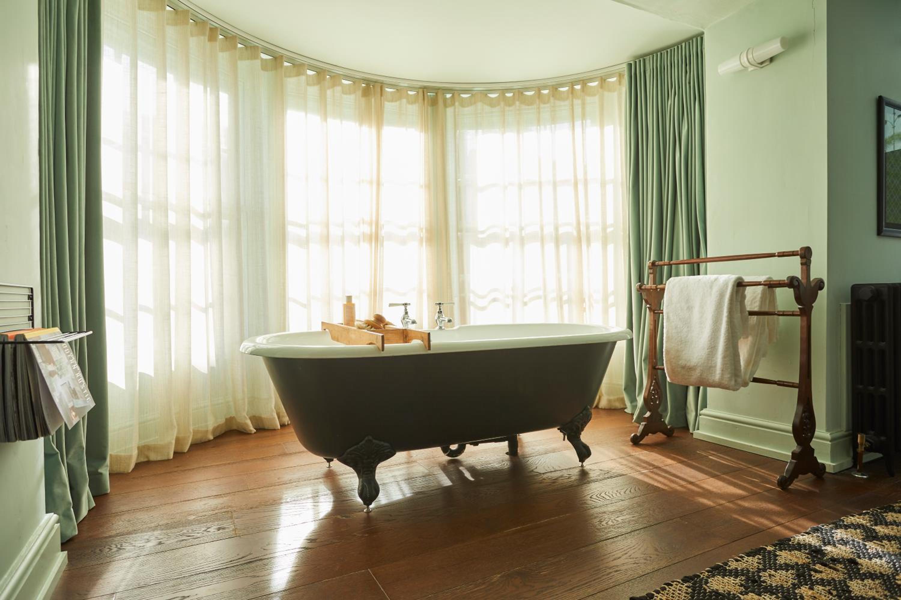 Deluxe King Suite photo 3