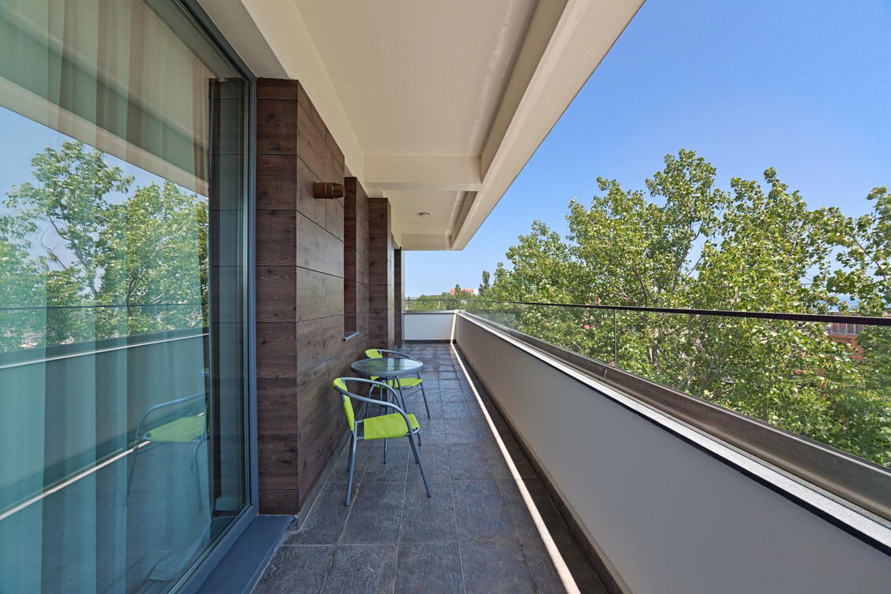 One-Bedroom Apartment with View - Photo 4