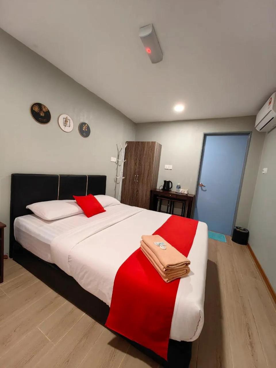 Queen Room - Photo 13